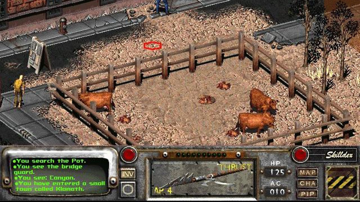 Fallout 2 (1998) Nur ein Jahr nach Fallout 1 erscheint der direkte Nachfolger. Fallout 2 spielt 80 Jahre später, im Jahr 2241. Wir übernehmen die Kontrolle über einen Nachfahren des Helden aus Fallout 1. Statt Fortschritt herrscht in der Postapokalypse aber nur langsamer Verfall: Wir gehören zu einem Stammes-Dorf, das ohne moderne Technologie auskommt und von den anderen Fraktionen der Spielwelt als Außenseiter betrachtet wird.
Bis auf den anderen Blickwinkel auf die Spielwelt ändert sich in Fallout 2 aber nicht sonderlich viel: Wieder werden wir auf eine Heldenreise geschickt, dieses Mal soll ein Garten Eden Erstellungs Kit (GEEK) aus einem Vault geborgen werden. Wir sammeln erneut jede Menge Ausrüstung und Waffen, führen Dialoge und nutzen unsere Talente zu unserem Vorteil. Natürlich gibt es gegenüber dem Vorgänger neue Talent-Optionen und viel neues Equipment, inhaltlich ist Fallout 2 aber schlicht eine überarbeitete Version des Vorgängers und macht nichts grundlegend anders. Für viele Spieler ist es dank der Detailverbesserungen der beste Teil der Serie.