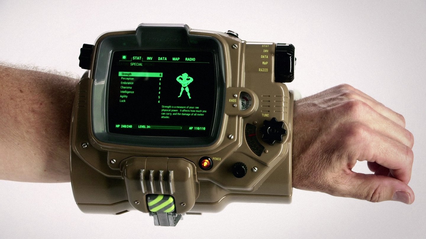 Fallout 4Der Collector's Edition liegt ein echter Pip-Boy bei, der unser Handy als Bildschirm nutzt.