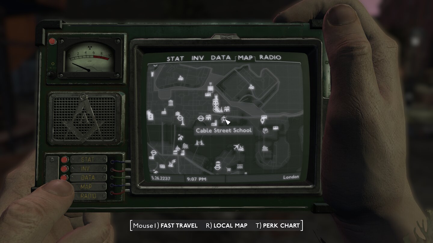 Fallout London Cutethulhu 3 - Cable Street School: Damit ihr die Schule erreicht, sucht ihr die Markierung auf der oberen Kartenhälfte nahe der langen Hauptstraße. In der Nähe befindet sich das »Tobacco Dock«. Die Schule ist kaum zu übersehen und die Markierung wird euch früh genug auf eurem Pip-Boy angezeigt.
