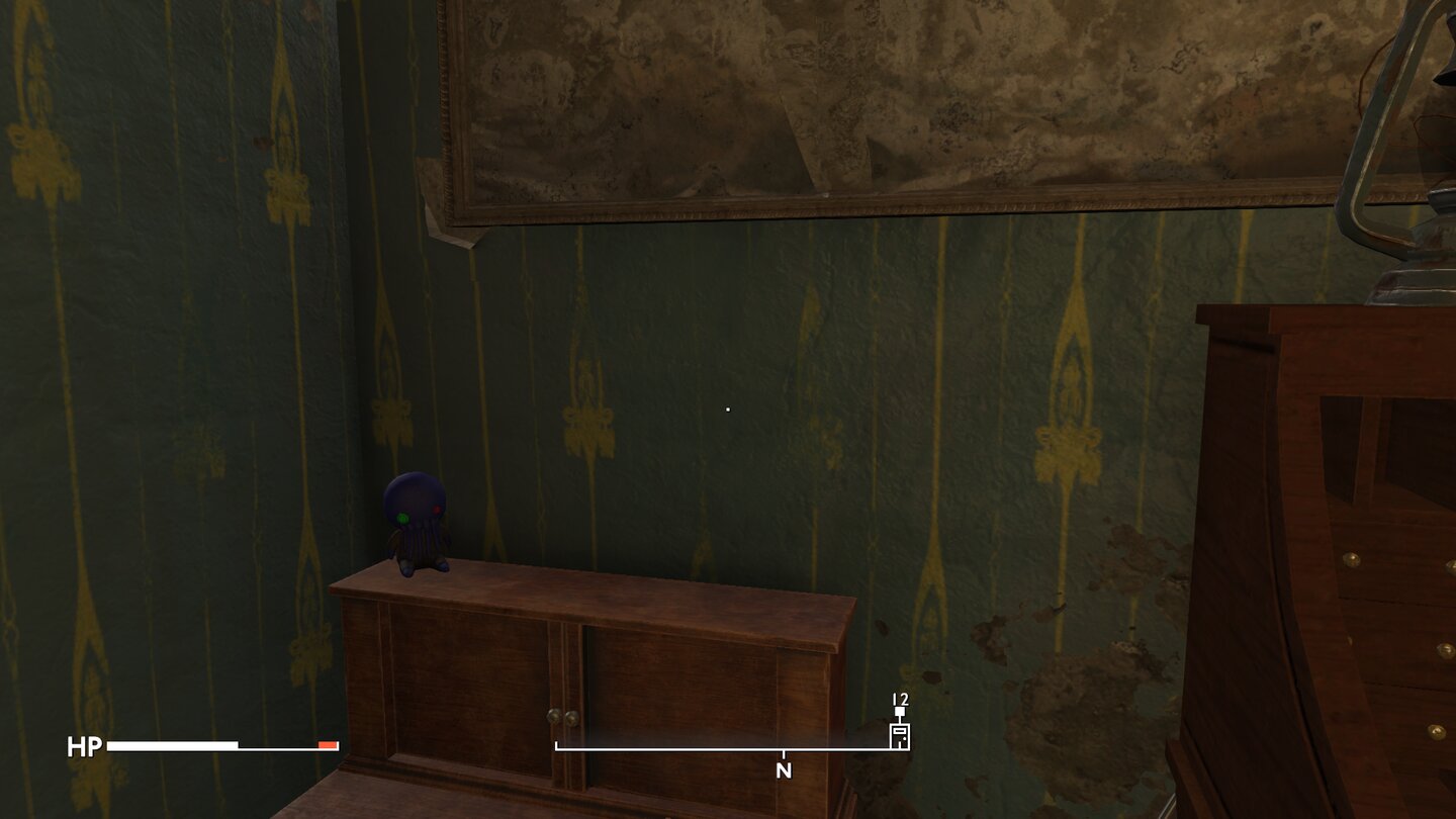 Fallout London Cutethulhu 8 - Tennpenny Manor: Im Eingangsbereich des Anwesens angekommen, ignoriert ihr die Rezeption und nehmt den Aufzug zum Penthouse der Villa. Dort nehmt ihr die zweite Tür auf der rechten Seite. Dort begrüßt euch der freundliche Pfau Mister Wobbles. Die gesuchte Puppe liegt links neben dem Schreibtisch auf einer Komode.