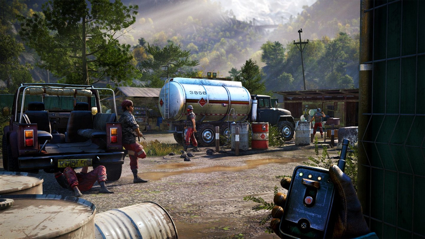 Far Cry 4Unsere offene Spielwelt, unsere Vorgehensweise - wir entscheiden, wie wir Außenposten erobern. So viel Treibstoff schreit natürlich nach einer Explosion per C4-Ladung.