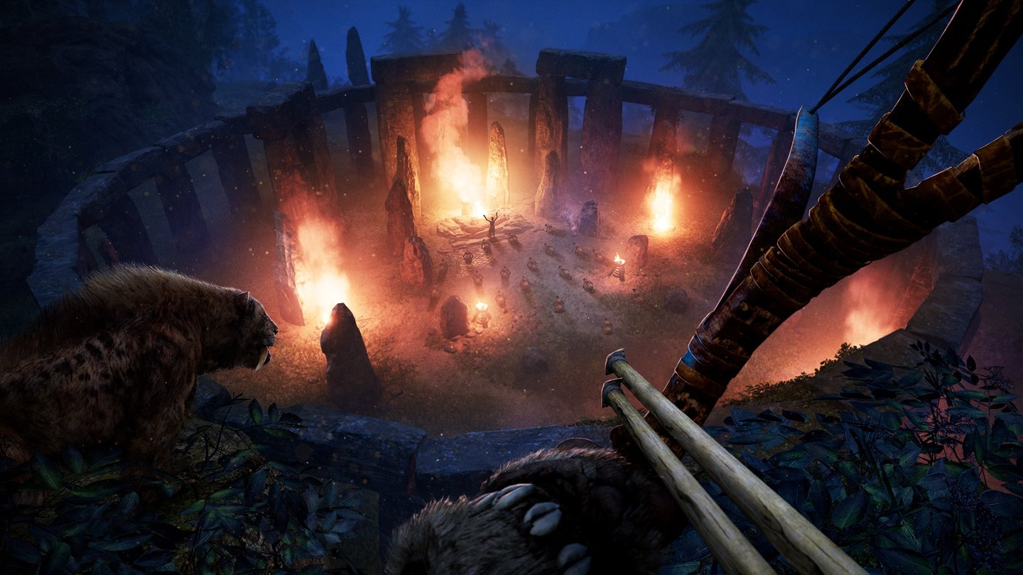 Far Cry PrimalMit Säbelzahntiger und Bogen im Anschlag beobachtet Takkar ein Ritual.