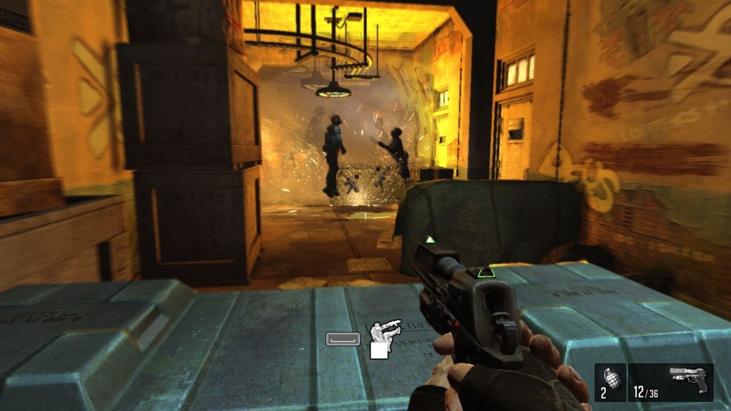 F.E.A.R. 3 - GranatenNeben Splittergranaten stehen uns auch Blend- und Elektro-Granaten zur Verfügung.