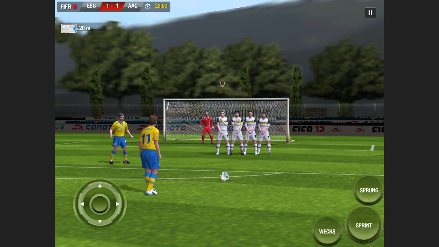 FIFA 12 FIFA 12 von EA kommt natürlich mit der vollen Lizenz-Packung auch auf iOS-Plattformen daher. Über zwanzig Ligen mit mehr als fünfhundert Originalmannschaften laden Fußballfreunde zu ausgiebigem Spielen ein. Dabei ist die iOS-Fassung endlich mehr als nur eine bloße Aneinanderreihung von Spieltagen. Der Managermodus beinhaltet alles rund ums Leder: Spielertransfers, Taktikplanung, Trainingsgestaltung oder Geldverwaltung – Strategen werden mit FIFA 12 glücklich. Spielerisch gibt sich der Titel keine Blöße und lässt sich mit einer Mischung aus Touch- und Sticksteuerung sauber kontrollieren. Zu bemängeln gibt es eigentlich nur kleinere grafische Schwächen, die dem Spielspaß jedoch keinen Abbruch tun. Ein besonderer Bonus war anfangs dem Zwei-Spieler-Modus vorenthalten: Auf Wunsch kann ein iPad als Fernseher genutzt werden und das Spiel getrennt mit zwei iPhones gesteuert werden. Das ist eine tolle Sache und inzwischen nach einem Software-Update auch im Einzelspieler möglich. Unsere Wertung: 85% - +raquo; Test zu FIFA 12 lesen
