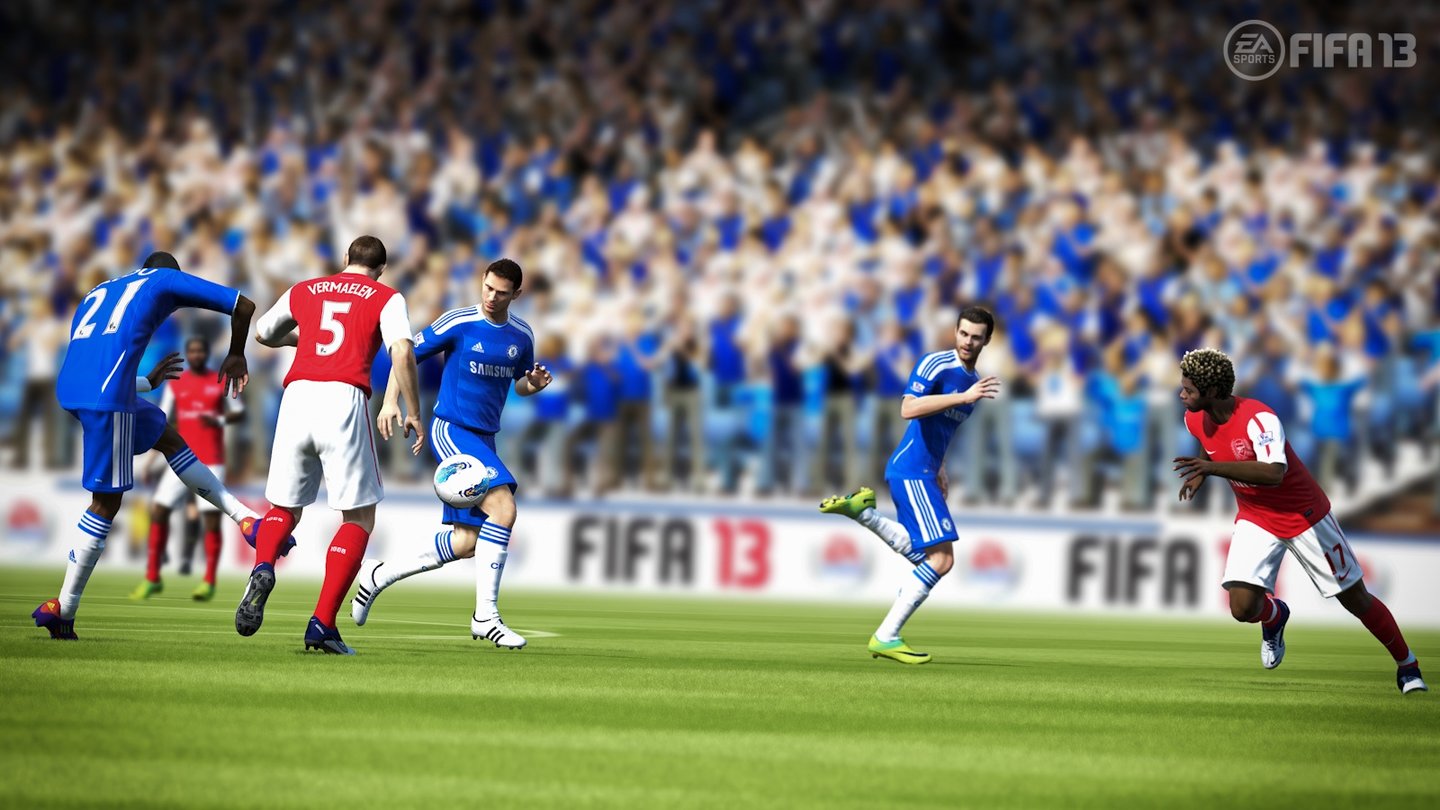 FIFA 13Mitdenkende KI: Die künstliche Intelligenz lässt Mitspieler sich regelmäßig anbieten.
