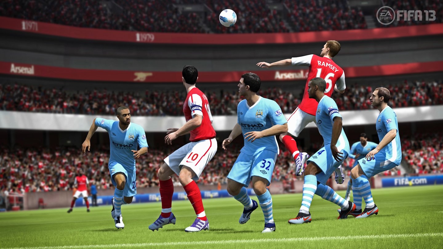 FIFA 13Wer gut steht, holt sich den Ball. Dass Pässe nicht mehr automatisch beim Mitspieler ankommen, ist neu in FIFA 13.