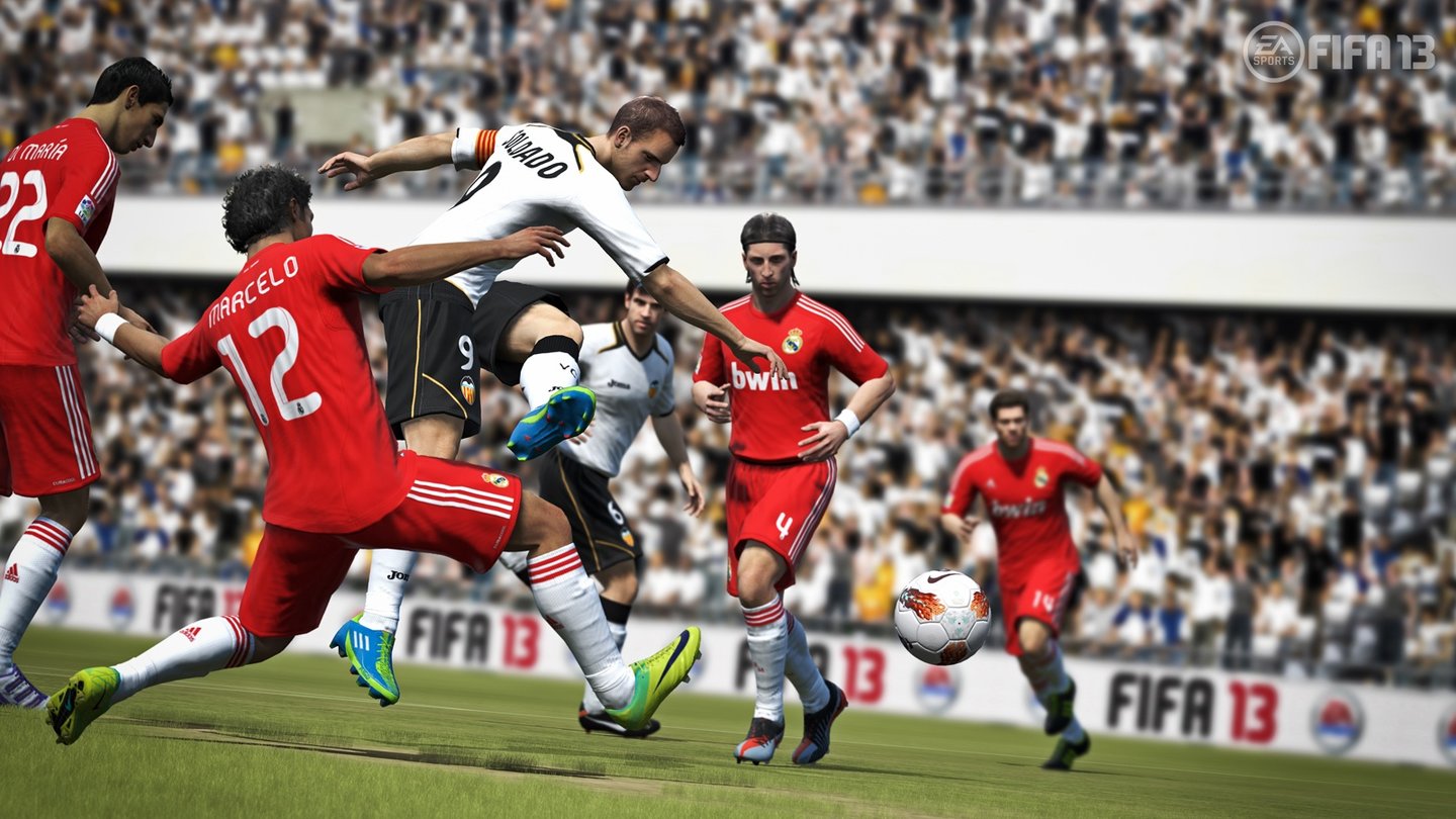 FIFA 13Die Player Impact Engine hat EA weiterentwickelt. Kollisionen der Spieler wirken nicht mehr so übertrieben, wie noch in FIFA 12.