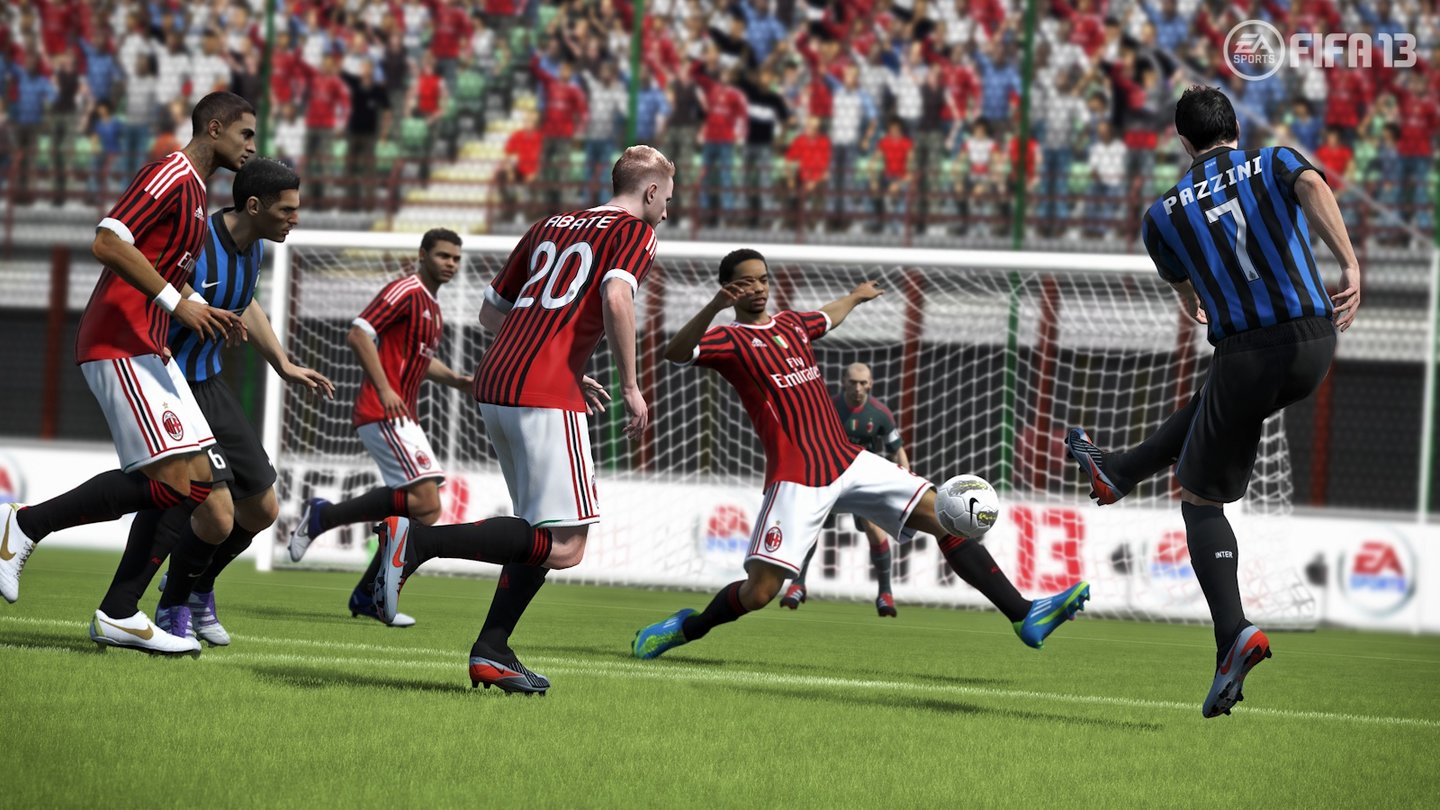 FIFA 13Spannende Torraumszenen: Durch die verspringenden Bälle und die direktere Steuerung am Ball werden Szenen im und um den Sechzehner spannender.