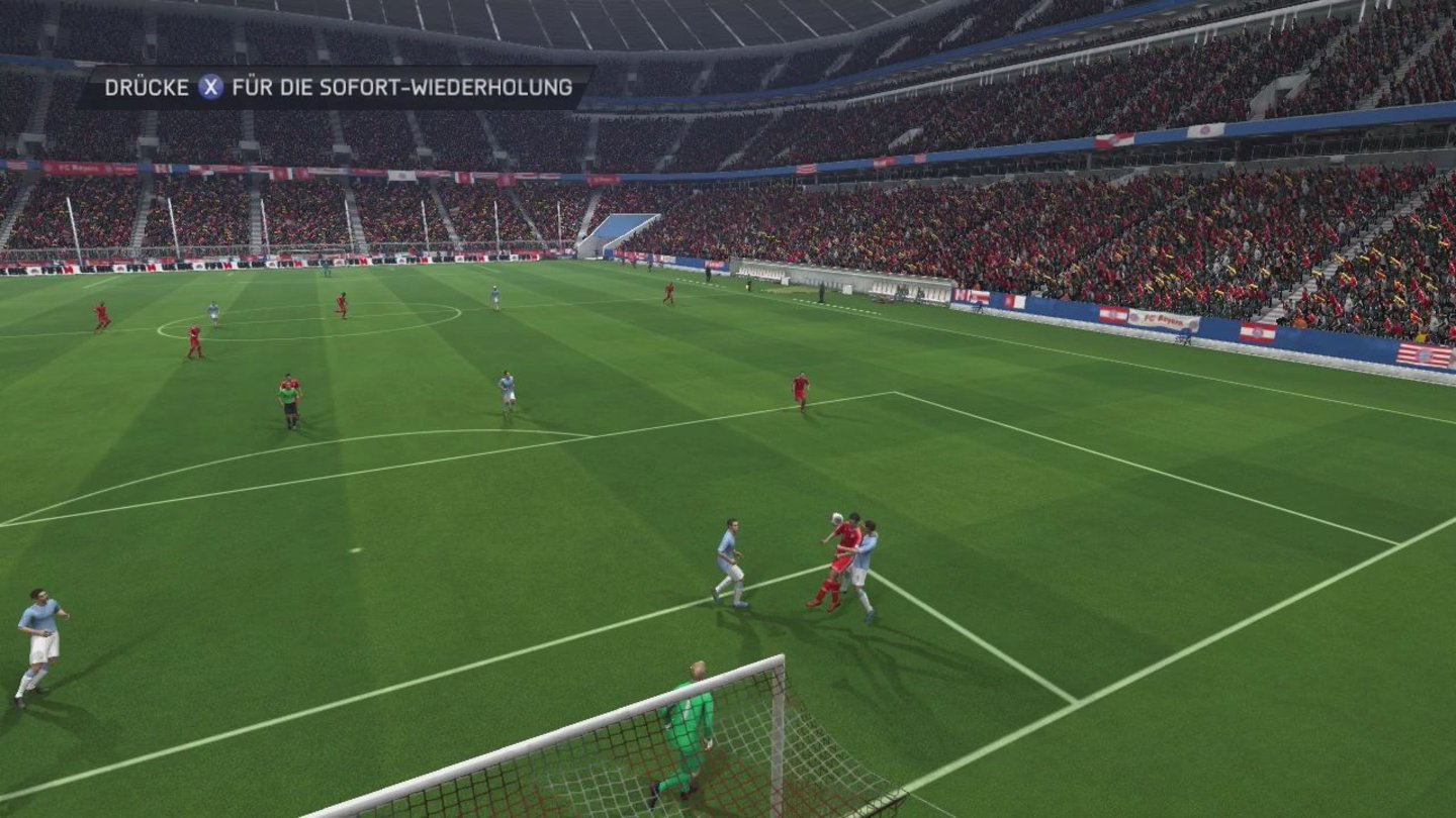 FIFA 14 - Screenshots aus der Version für PS3 und Xbox 360Luftduell: Zwei Spieler steigen nach oben, um an den Ball zu kommen.