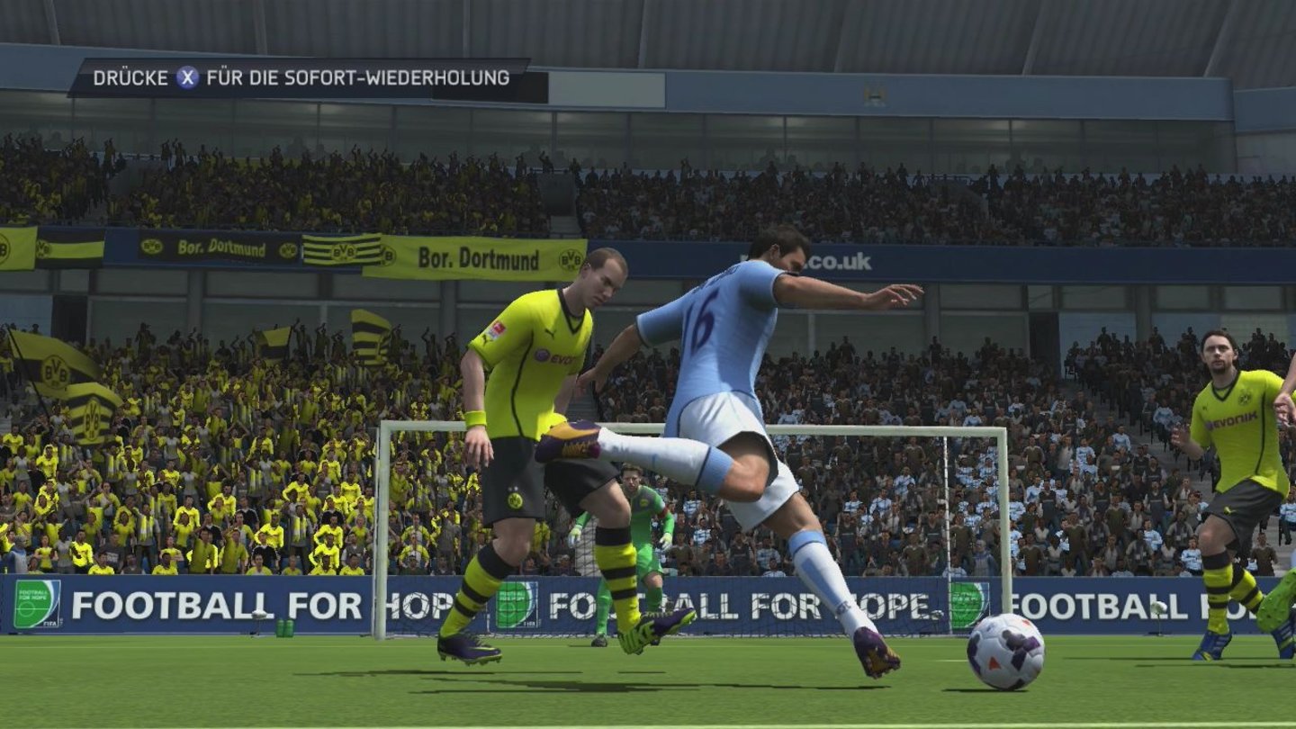 FIFA 14 - Screenshots aus der Version für PS3 und Xbox 360Stimmen Winkel zum Ball und zum Tor, kann man schon mal einen ordentlichen Strahl ins Tor setzen.