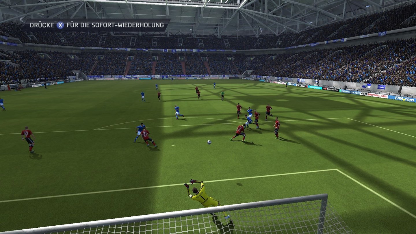 FIFA 14Den wird der Torwart klasse halten. Schöne Aktionen wie Torschüsse werden im Spiel direkt wiederholt.
