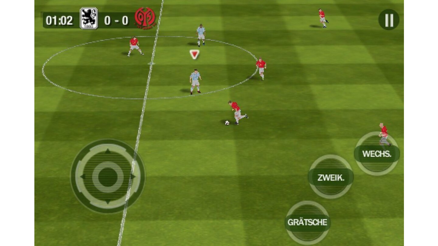 FIFA (iPhone)Sportspiele, und hier insbesondere die Fußballprogramme, haben es schwer auf dem iPhone. Unser Schwestermagazin Gamepro.de testet regelmäßig die drei großen Serien auf dem iPhone: PES, FIFA und Real Football. Keine erhielt je wirklich gute Noten. Entweder ließ die KI Anlass zur Kritik, die Steuerung versagte oder die Präsentation war zu dürftig. Bis dieses Jahr mit FIFA 11 endlich ein gutes Produkt von EA veröffentlicht wurde. Neben der guten, einfach gehaltenen Steuerung über einen virtuellen Stick und diverse Buttons, gefällt FIFA 11 auf dem iPhone durch seine Dynamik. Immer wieder werden während der Spiele Aufnahmen eingeblendet, in denen die Fußballer groß zu sehen sind. Sie beschweren sich beim Schiedsrichter, werfen den Ball ins Feld oder stürzen theatralisch bei Fouls zu Boden. Auch andere Details begeistern Sportfreunde: die Torleute dirigieren ihre Abwehr mit energischen Bewegungen, und wenn ein Ball uneinholbar mal ins Aus rollt, stoppt der folgende Spieler nicht roboterhaft und dreht sich wie ein Panzer um, sondern trudelt langsam aus und läuft wieder aufs Feld. Die für die FIFA-Reihe typischen Lizenzen schlagen hier natürlich auch wieder mit über 500 Teams zu Buche, zahlreiche Ligen dürfen gespielt werden. Ein lokaler Multiplayer wurde mit Version 1.2 implementiert. Der Umfang hat aber seinen Preis: FIFA 11 verbraucht fast ein Gigabyte Speicher beim Download. Schade, dass dabei kein Platz mehr für einen deutschen Kommentator war.