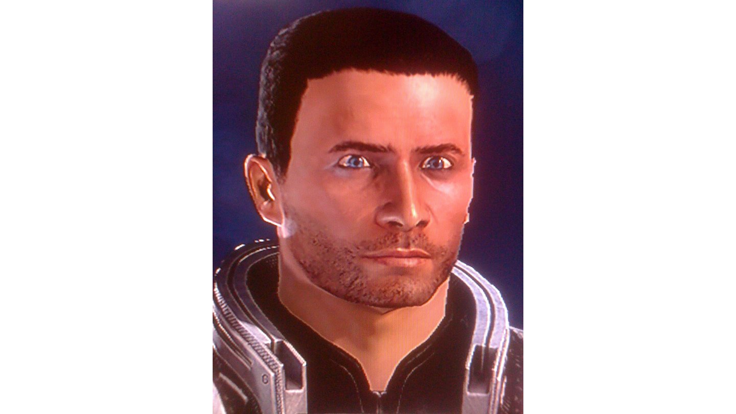 Mass Effect 3 - Shepard-Wettbewerb: Florian KrauseCharaktername: John ShepardMeine Lieblingsgeschichte ist die Jagd auf den Shadow Broker. Diese Mission hat einfach alles. Angefangen mit den Ermittlungen um den Helfer des Shadow Brokers, über eine zwar simple, aber spannende Verfolgungsjagd bis hin zu dem grandiosen Finale auf dem Schiff. Zuerst der Kampf auf der Außenhülle, gefolgt von den Kämpfen in den engen Gängen und dem packenden Bosskampf im Büro. Nie wurde Shepard so vermöbelt und hat dabei eine so gute Figur abgegeben. Außerdem gab es für Shepard die weiterführende Romanze mit Liara, die, allein durch ihre Emotionalität, die ganze Mission gerechtfertigt hat.