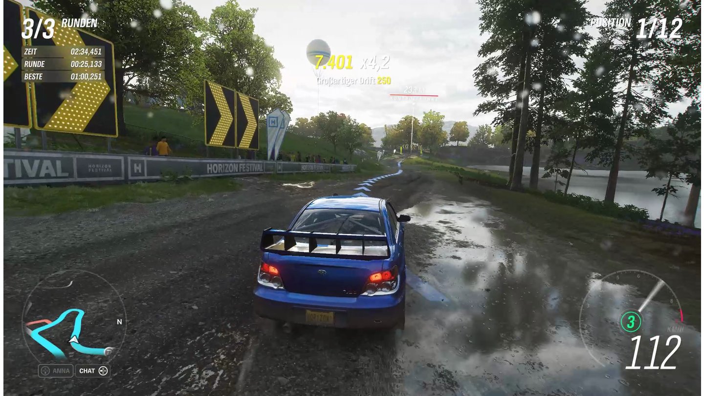 Forza Horizon 4Im Frühling tauchen viele Pfützen auf der Strecke auf.