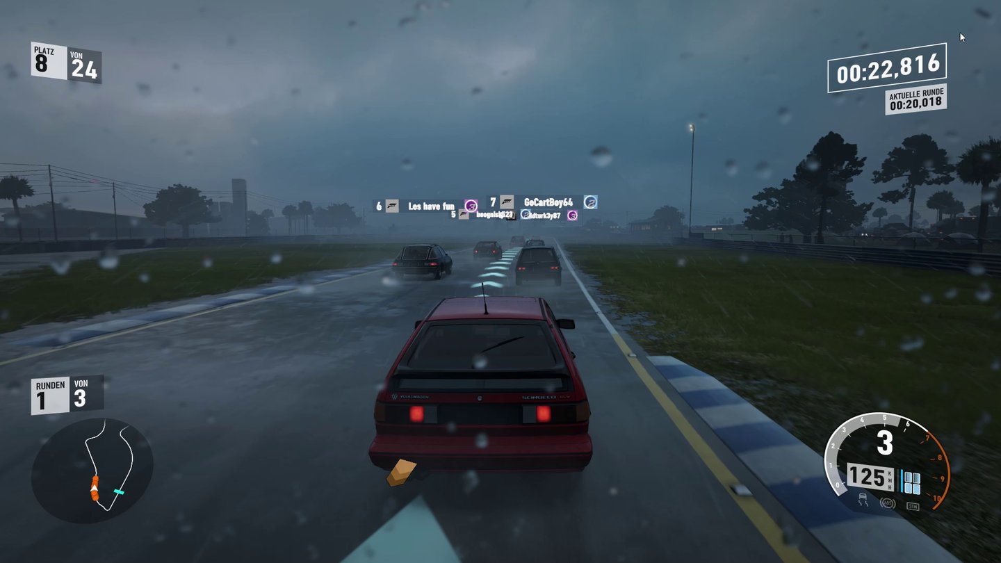 Forza Motorsport 7Bei Regen kann man der Ideallinie nicht mehr trauen. Auf Pfützen nimmt die nämlich keine Rücksicht.