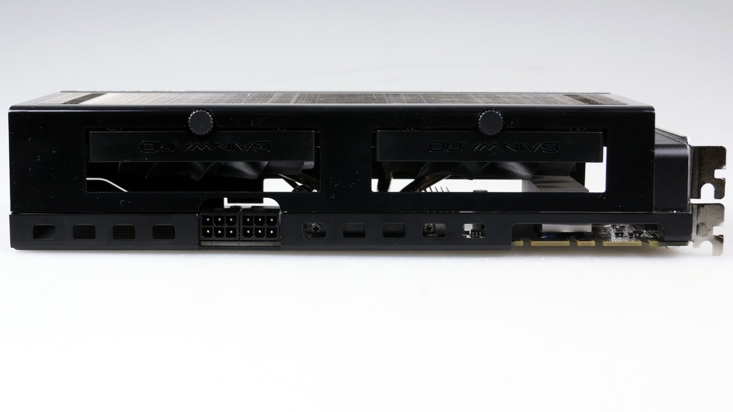 Die beiden 6-Pol-Stecker zur Stromversorgung hat Gainward Geforce GTX 970 Phantom mittig auf der Seite der Karte angebracht.
