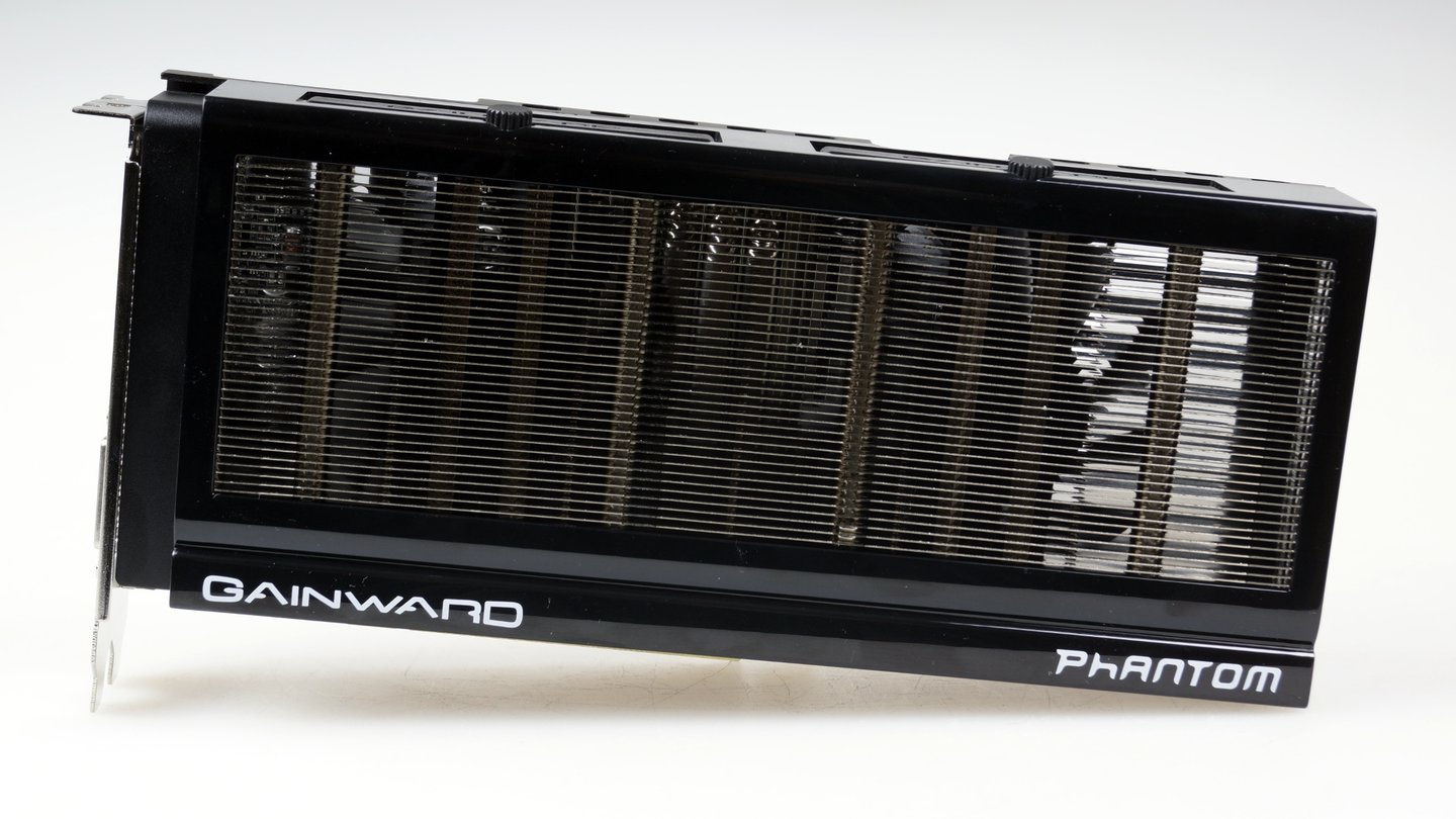 Das glänzende, schwarze Kunststoff der Gainward Geforce GTX 970 Phantom zieht Fingerabdrücke magisch an.
