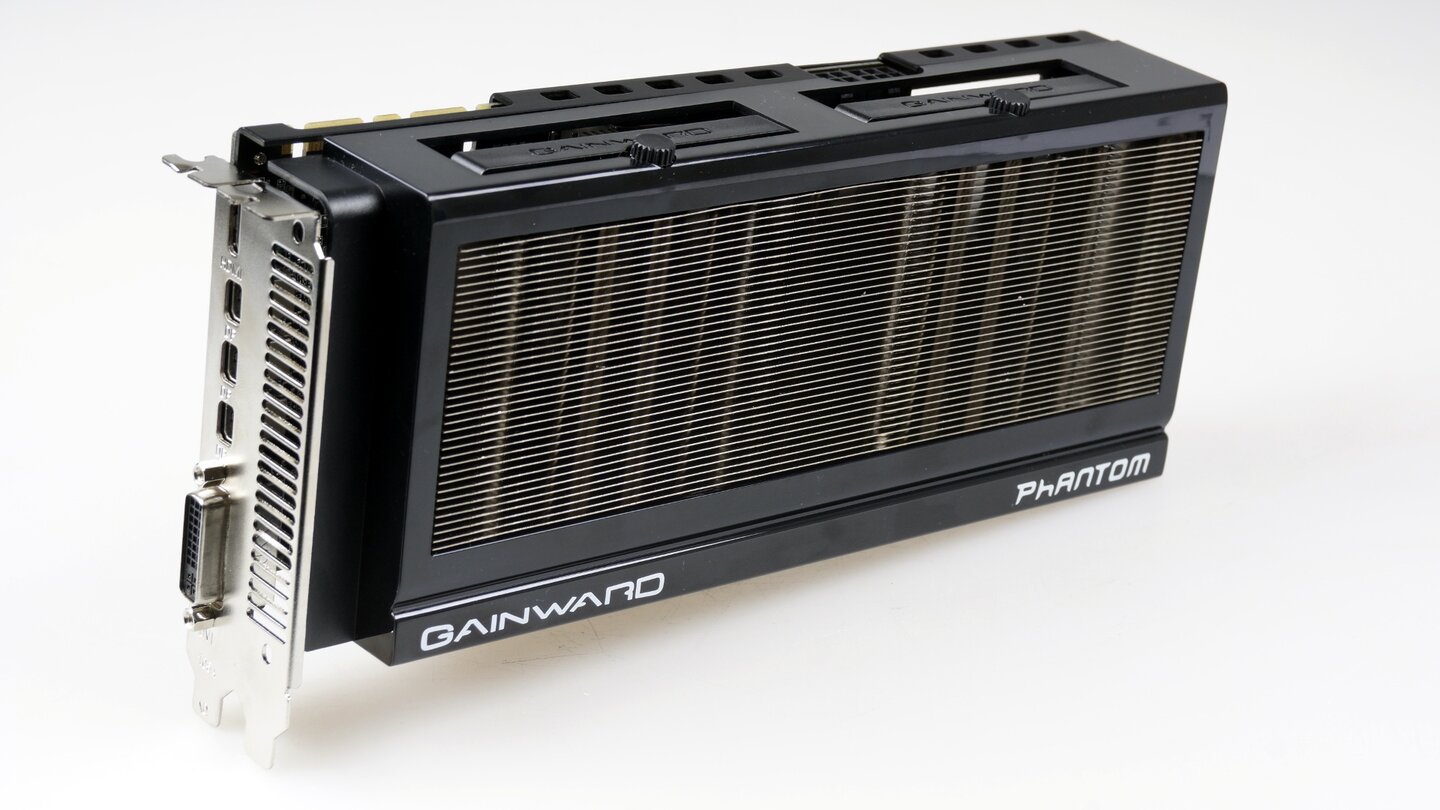 Durch die über den Lüftern angebrachten Kühllamellen erinnert die Optik der Gainward Geforce GTX 970 Phantom an einen Kühlergrill.