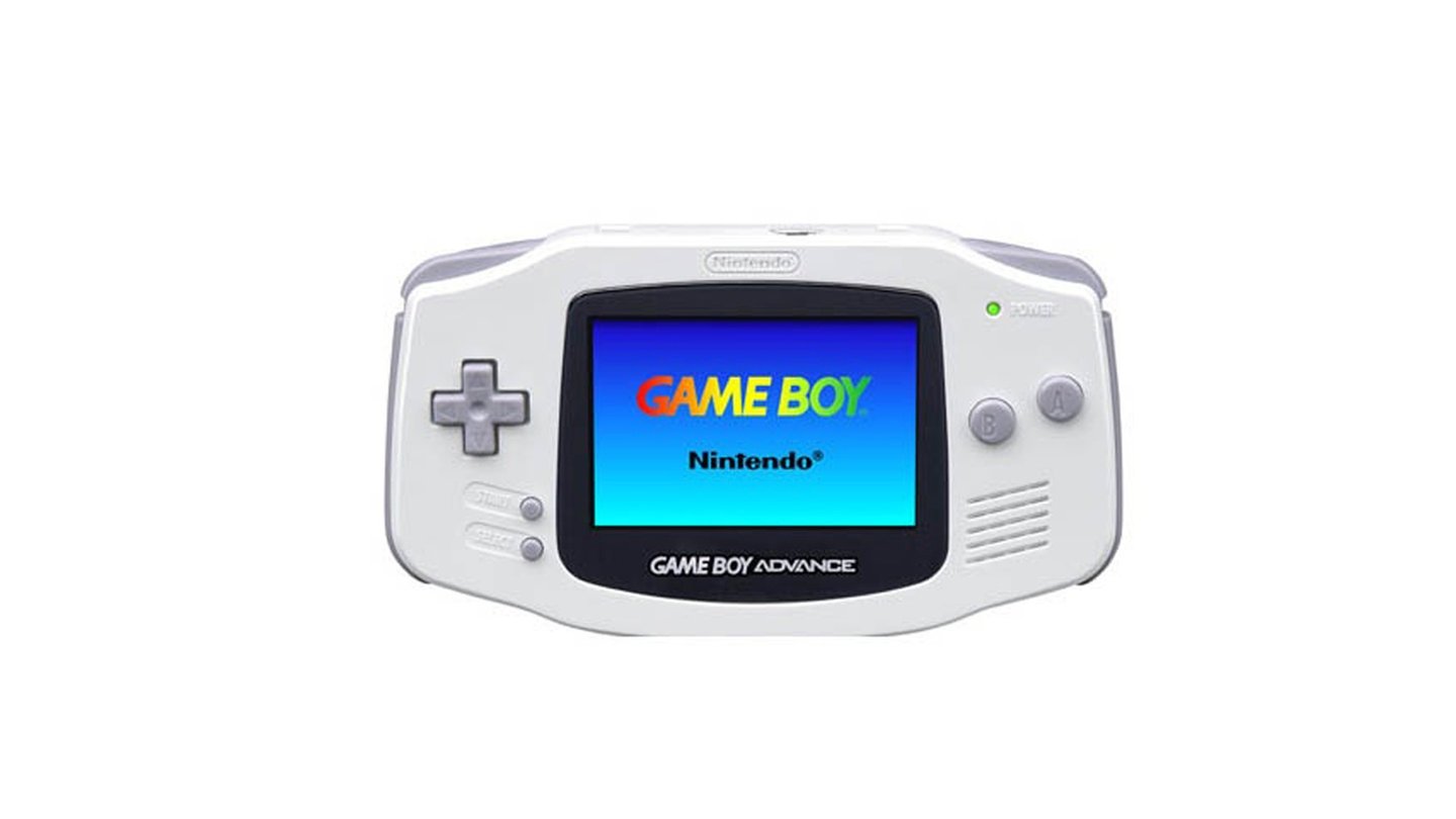 Game Boy Advance (2001)
Die nächste Game-Boy-Generation war da die Rettung für die angeschlagenen Finanzen von Big-N, denn den Handheldmarkt konnte Nintendo bislang kein Konkurrent streitig machen. Das Gerät half dabei, diese Vormachtstellung zu halten und weiter auszubauen; denn der GBA basierte nicht mehr auf der Technik des ursprünglichen Game Boys, sondern bot in etwa die Rechenleistung eines Super Nintendo. Ein sinnvoller Sprung, denn so konnte Nintendo neben Neuentwicklungen wie dem Strategie-Hit Advance Wars oder dem von Capcom entwickelten The Legend of Zelda: The Minish Cap auch Portierungen oder Remakes von populären 8- und 16-Bit-Titeln wie beispielsweise der Super-Mario-Advance-Reihe umsetzten.
Trotzdem lassen sich auf dem GBA weiter Spiele der bisherigen Game Boys abspielen. Mit ca. 81 Mio. verkauften Einheiten war Nintendos neueste Game-Boy-Version eine überaus erfolgreiche Konsole, auch wenn der GBA nicht an den Verbreitungsgrad des Ur-Game-Boys herankommt. Was der Game Boy Advance aber mit seinen Vorgängern gemeinsam hatte, waren die stetigen Verbesserungen an der Hardware und dem Design. Hatte der ursprüngliche GBA keine Hintergrundbeleuchtung (was heutzutage kaum noch vorstellbar ist), kam Nintendo mit dem Game Boy Advance SP dem Wunsch der Spieler nach einem kleineren GBA nach. Durch den Klappmechanismus des GBA SP konnte die Gehäusegröße fast halbiert werden. Am Ende des Game Boy-Lebenszyklus stand dann noch mit dem wenig beachteten Game Boy micro die kleinste Version eines Game Boys in den Regalen, denn der GB micro war kaum noch größer als die GBA-Module selbst.