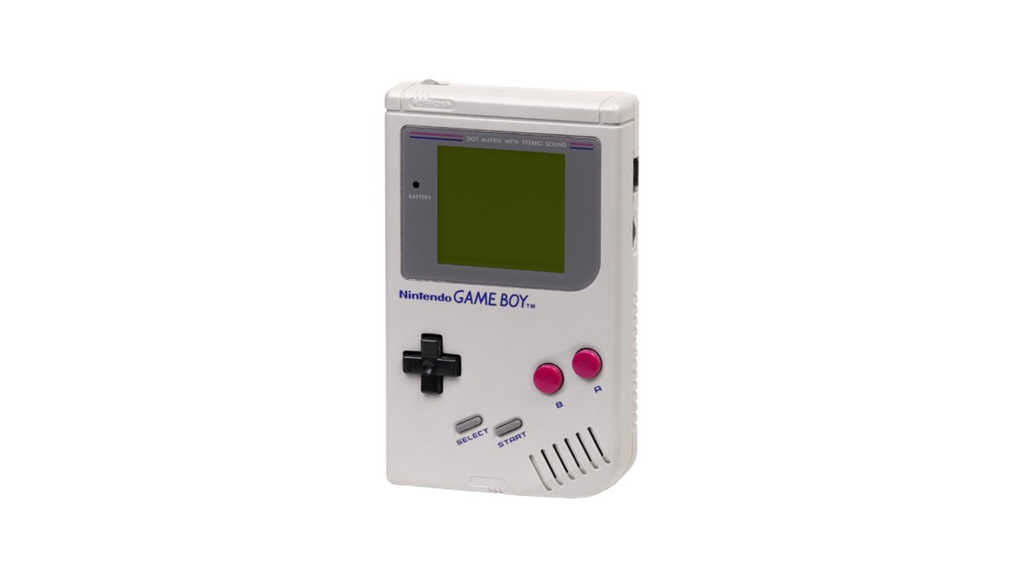 Game Boy (1989)
Das große Meisterwerk des Gunpei Yokoi ist ohne Zweifel der Game Boy. Das NES beherrschte den Heimkonsolen-Markt, während der Game Boy einer ganzen Generation von Kindern und Jugendlichen das Spielen auch unterwegs ermöglichte. Damit konnte Nintendo seine absolute Vormachtstellung im Games-Business fürs erste zementieren. Mit ein Grund für den enormen Erfolg des Game Boy war – neben dem für damalige Verhältnisse kompakten Design und der übersichtlichen Button-Anordnung – ein unscheinbares und einfaches Spiel mit Klötzchen ... Tetris. Begleitet von herrlich dudelndem Midi-Sound war Tetris der Inbegriff des System-Sellers; kaum einer konnte sich der zeitlosen Faszination dieses Geschicklichkeitsspiels entziehen.
Der anhaltende Erfolg des Game Boy spiegelte sich auch in diversen Umgestaltungen und Verbesserungen der Hardware wider: der Game Boy pocket (1996) war eine kleinere und leichtere Version des Ur-Game Boy mit kontrastreicherem Display. Der Game Boy colour brachte dann 1998 – Überraschung – Farbe ins sonst so triste Spiel mit dem Game Boy. Ein Phänomen, dass definitiv nicht fehlen darf, ist Pokémon. Denn diese Serie ist untrennbar mit dem Game Boy verbunden. Wer damals noch zur Schule ging und gerne seinen Game Boy dabei hatte, wird sich an die vielen Tausch- und Kampf-Sessions erinnern. Nintendo hatte damals das perfekte Spiel für die Generation an die perfekte Hardware dafür gekoppelt.