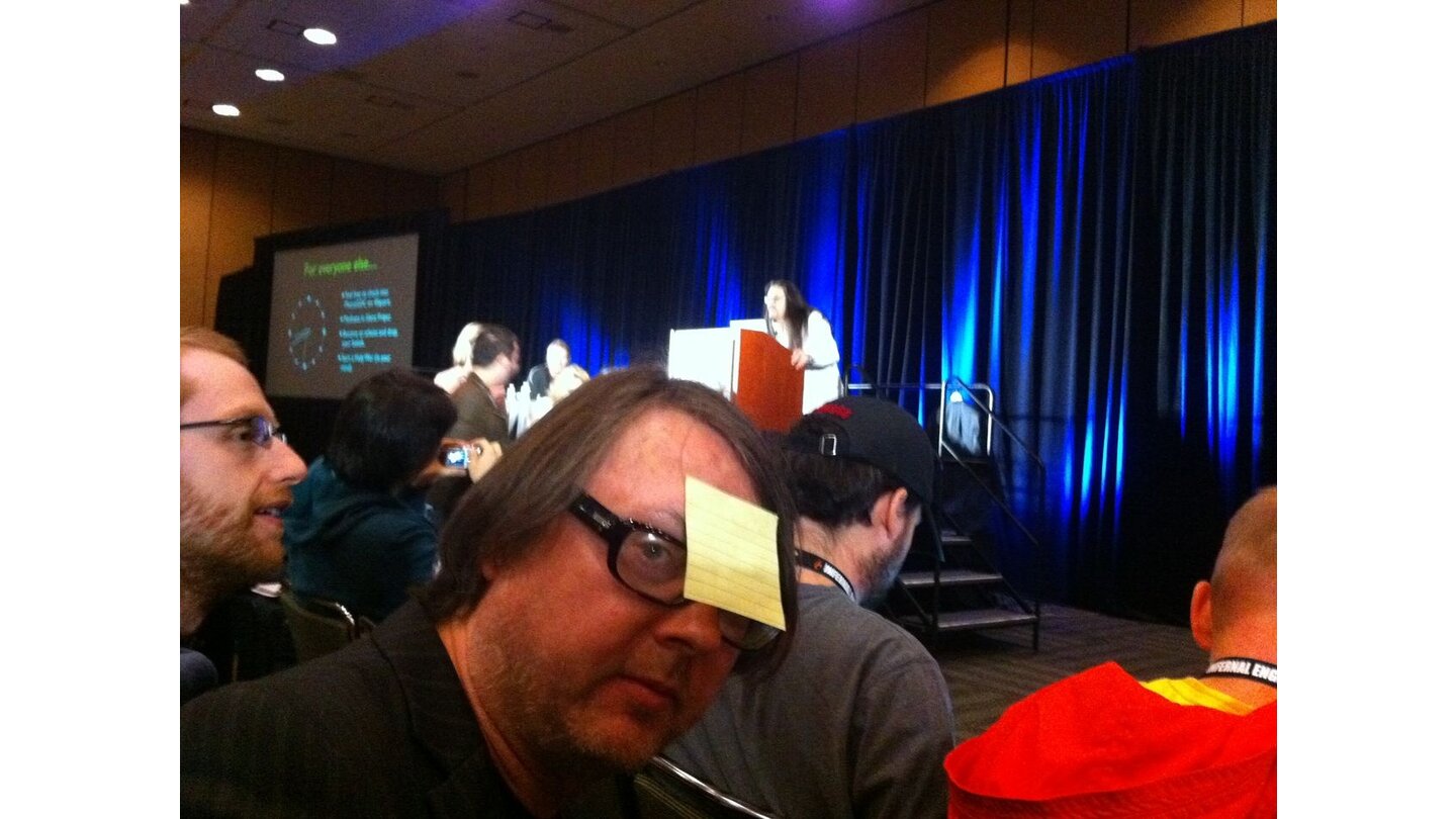 GDC 2011 VorträgeWarum hat Michael einen Zettel auf dem Hirn? Die Antwort weiß John Romero, der in der Game Design Challenge 2011 mal eben eine neue Religion gründete.
