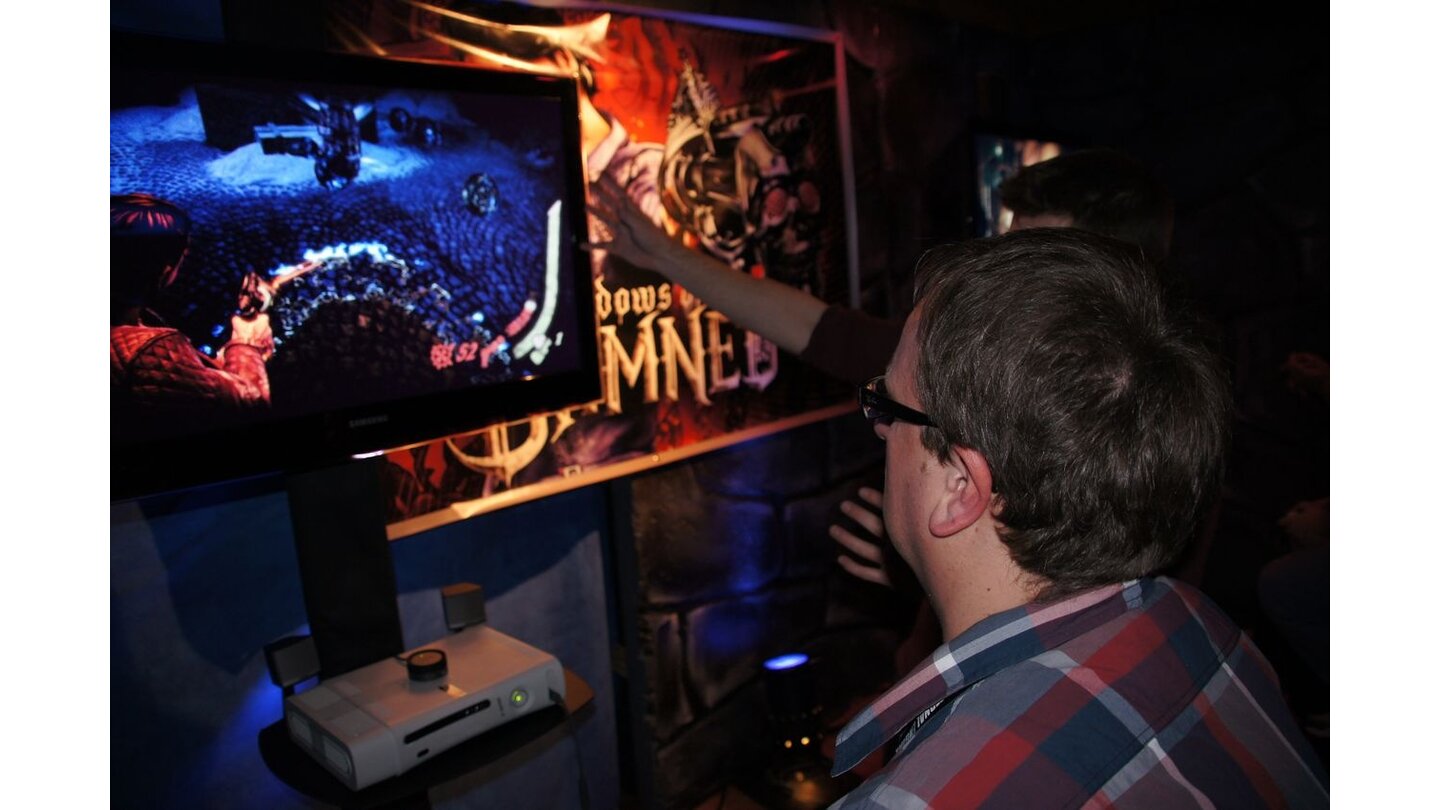 GDC 2011 ImpressionenLobenswert: Nahezu alle Titel auf dem EA Showcase kann man selbst anspielen, das ist der Vorteil gegenüber einer Massenmesse wie der E3. Markus splattert sich hier gerade durch das Grindhouse-Gemetzel Shadows of the Damned von Shinji Mikami und Suda 51.