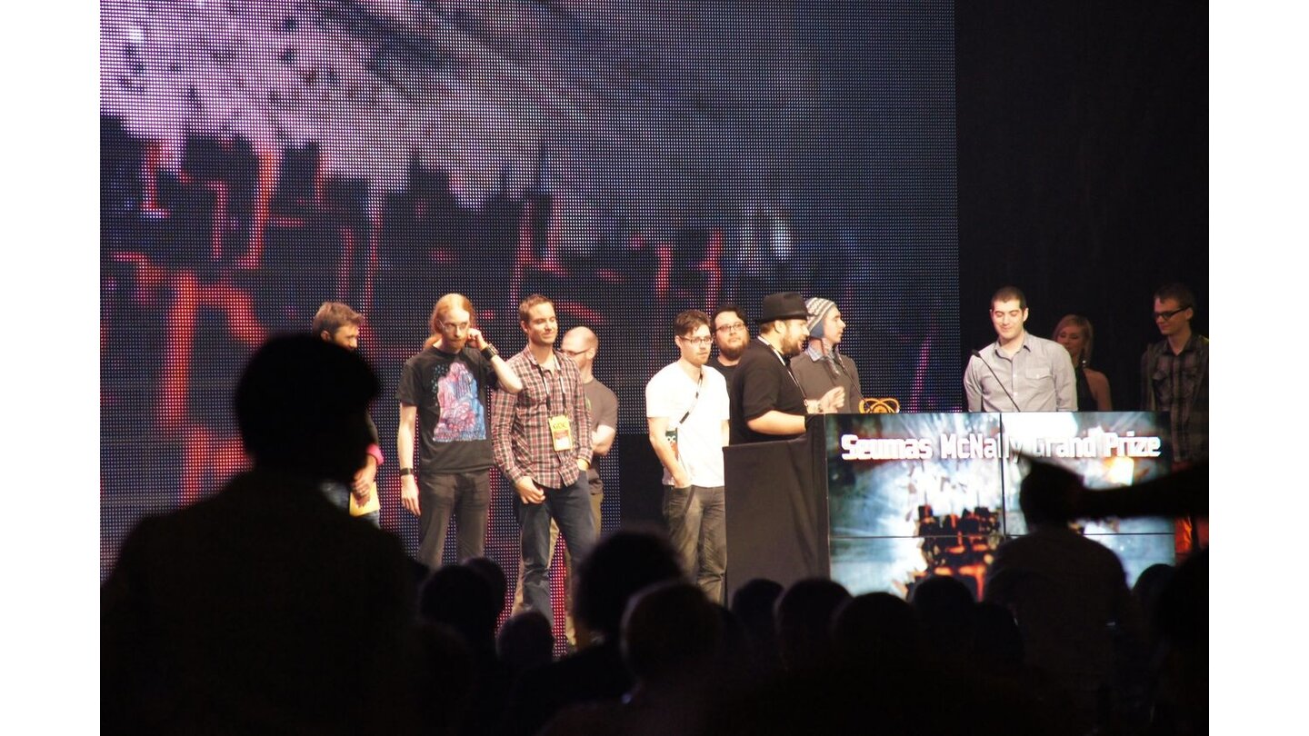 GDC 2011 ImpressionenAuf der Bühne: nahezu das komplette Team von Mojang. Inzwischen arbeiten neun Leute an Minecraft und dem neuen Kartenspiel Scrolls.