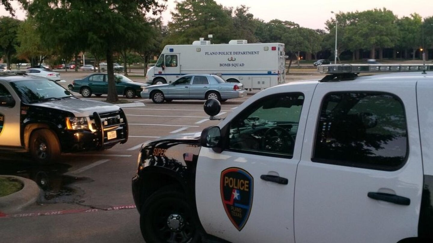 Der Swatting-TrendIm Jahr 2014 zeichnet sich ein gefährliches, neues Phänomen ab: das »Swatting«. Im April wählt ein 15-Jähriger aus Frust über eine Online-Niederlage in Call of Duty den Notruf, gibt sich als sein Gegner aus und behauptet, seine Familie ermordet zu haben. Daraufhin stürmt ein SWAT-Team die Wohnung des Gegners.
Im Juli und im August hetzen Scherzbolde dann SWAT-Teams auf Spieler, die Live-Streams betreiben. Das muss man nicht gleich als neuen Trend beschreien - beunruhigend ist es aber allemal. Dass ein solcher »Scherz« Menschenleben kosten kann, war diesen Idioten nämlich einfach egal.