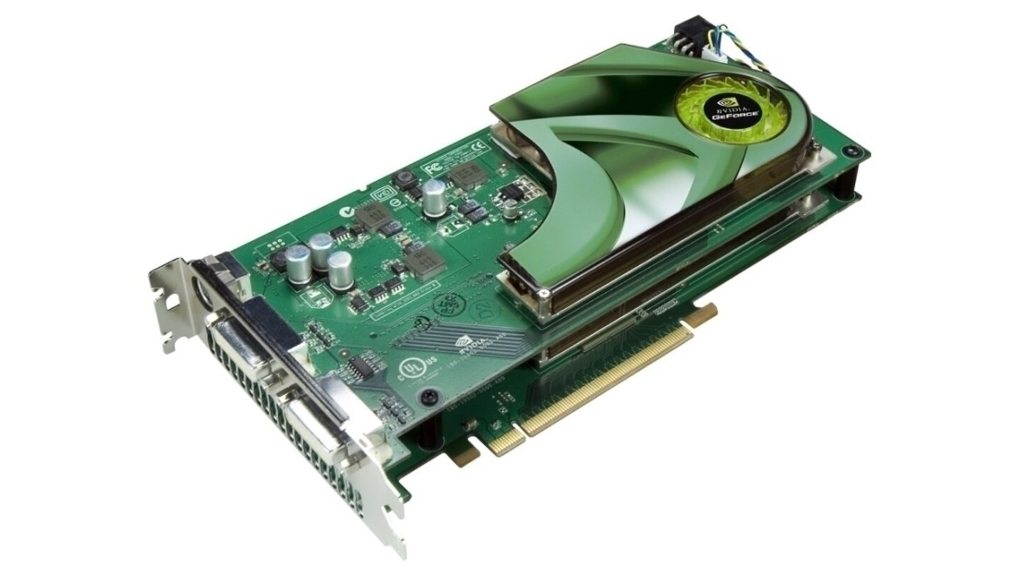 Geforce 7900 GX2 (2005): Eine etwas andere Herangehensweise an das Thema SLI hatte 2005 die erste offizielle Nvidia-Mehrchip-Geforce-7: Hier wurden ganz einfach zwei einzelne, übertaktete Geforce 7900 GT dicht übereinander gezimmert – fertig. Entsprechend heiß, laut und (unserer Meinung nach) hässlich war das Ergebnis. Die 7900 GX2 war ein reines OEM-Modell, das in Komplett-PCs verbaut wurde. Erst später folgte eine überarbeitete und frei verkäufliche Variante namens 7950 GX2.