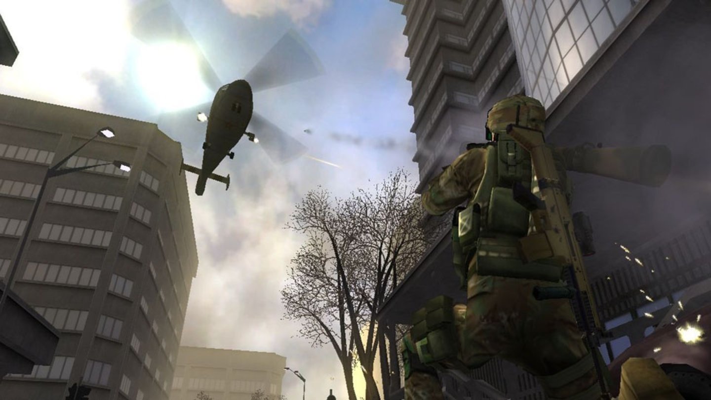 Tom Clancy’s Ghost Recon 2 (2004) Der zweite Serienteil, Ghost Recon 2, erscheint 2004 nur für die Xbox, PS2 und den Nintendo GameCube und verlegt die Haupthandlung auf die koreanische Halbinsel, um einen nordkoreanischen General aufzuhalten, der die Macht an sich gerissen hat und den Frieden mit Südkorea bedroht – in Nordkorea wurde die Handlung des Spiels massiv kritisiert. Mit einer verbesserten Grafik- und Physikengine stellt Ghost Recon 2 die taktischen Gefechte noch realistischer dar, außerdem wurde eine Sprachsteuerung eingeführt. Der Multiplayer-Modus bietet kooperative Einsätze und die Möglichkeit allein oder im Team gegeneinander anzutreten.