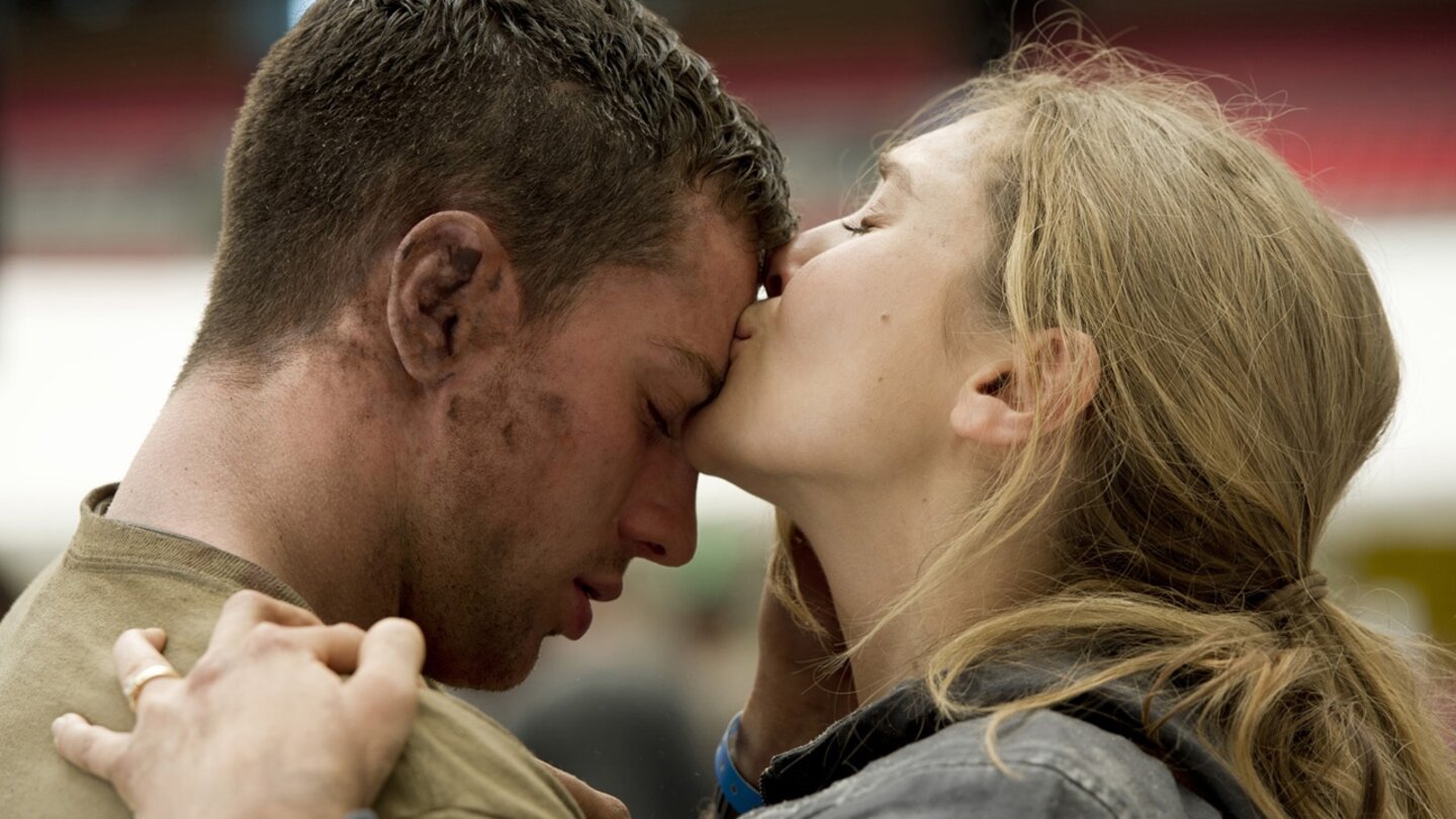 Godzilla - Bilder zum KinofilmEigentlich ein schönes Leinwand-Paar, bekommen Aaron Taylor-Johnson und Elizabeth Olsen darüber hinaus aber einfach zu wenig zu tun.