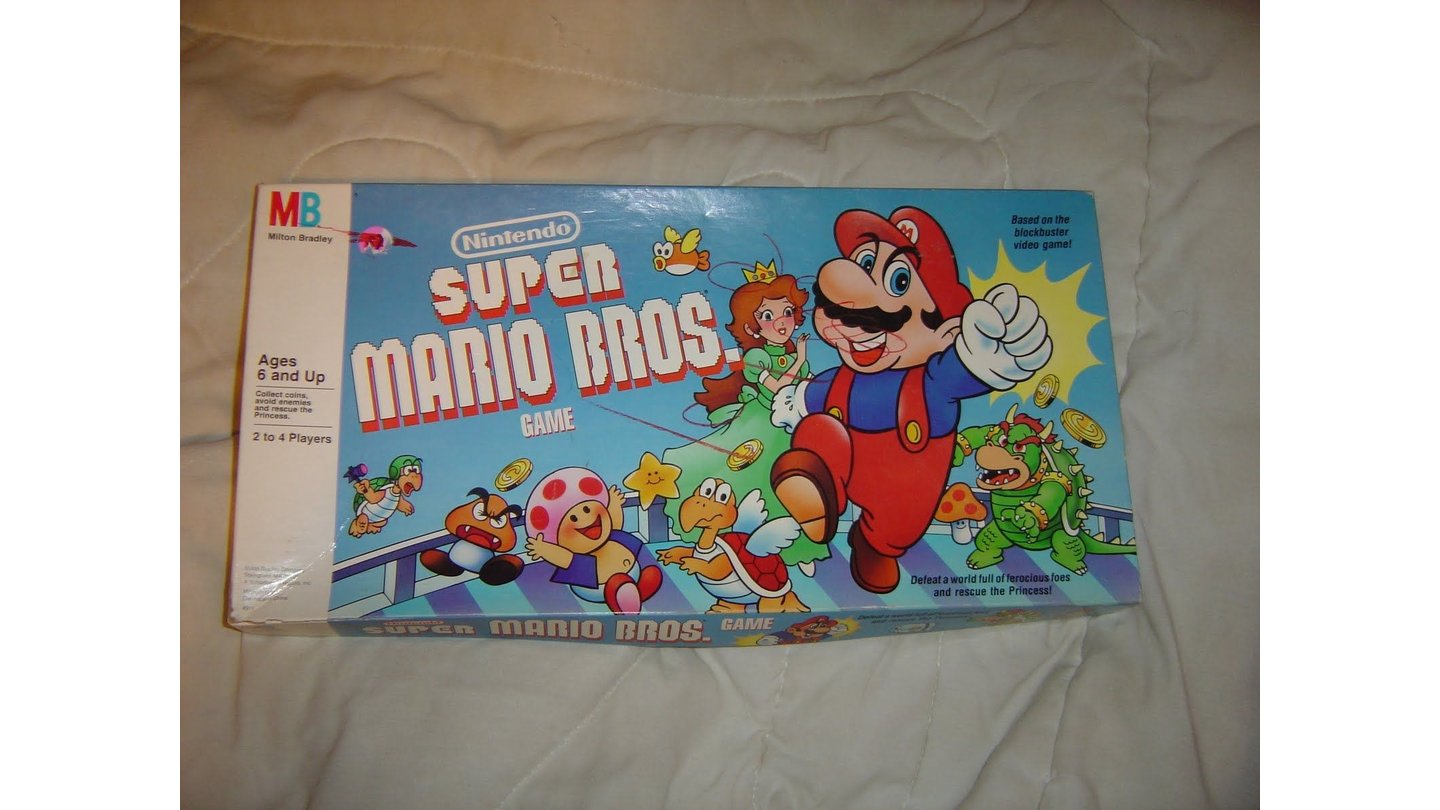 Super Mario Bros.Aus dem Spielbrett dieser Uralt-umsetzung von 1988 sind gleich vier Mario-Welten abgebildet, durch die man nacheinander hüpft, um -- na, warum wohl? Klar, um die Prinzessin zu befreien! Dabei sammeln die bis zu vier Marios Pilze sowie Münzen und treffen auf Hindernisse -- wenn sie reinstürzen und sterben, müssen sie gesammelte Münzen für Extraleben investieren. Wirklich spannend spielt sich das aber nie, denn es geht allein ums Würfelglück.