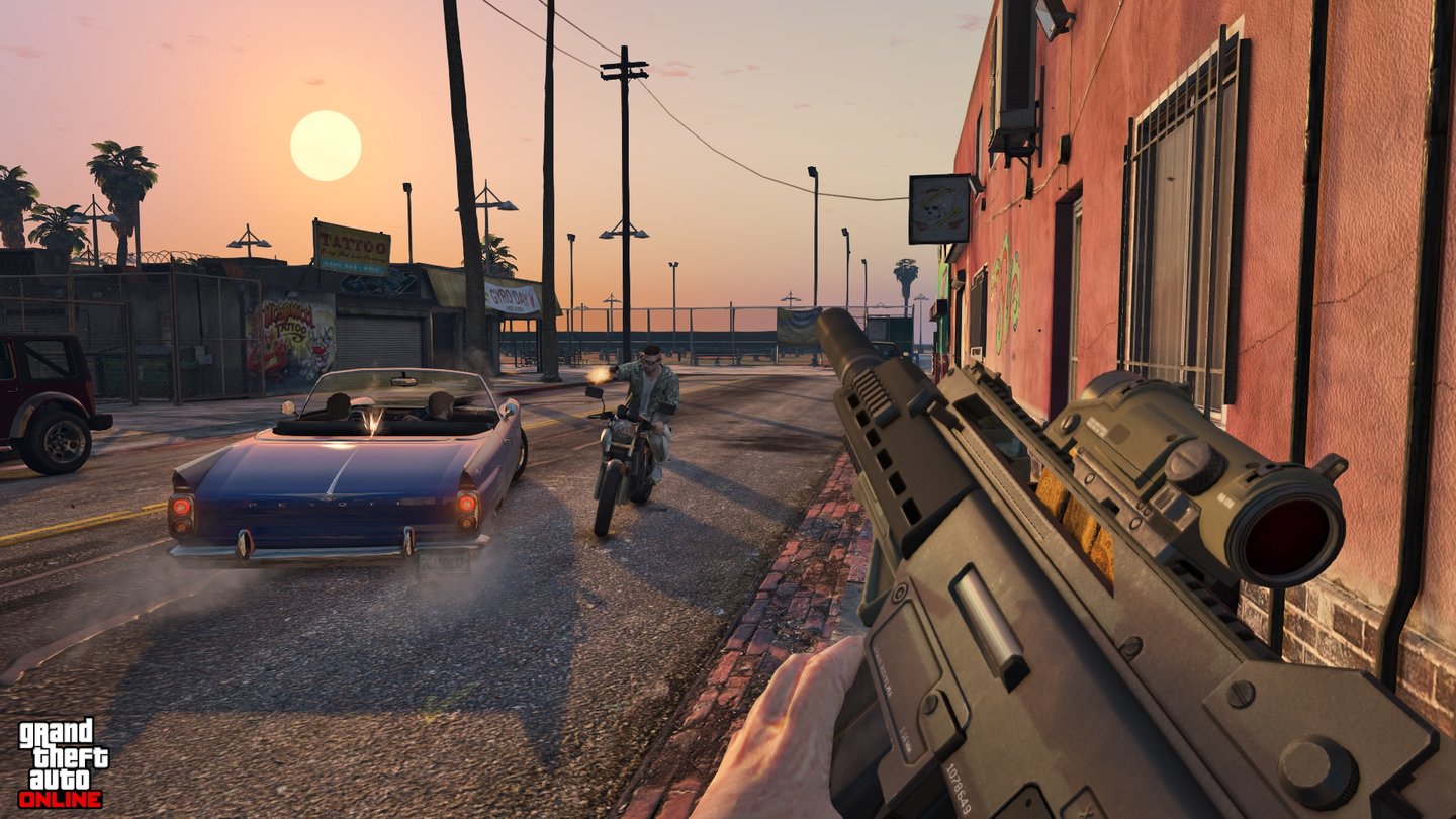 GTA 5Um sich vor einem Angriff auf offener Straße zu schützen, können die Figuren sich nun im Auto ducken.
