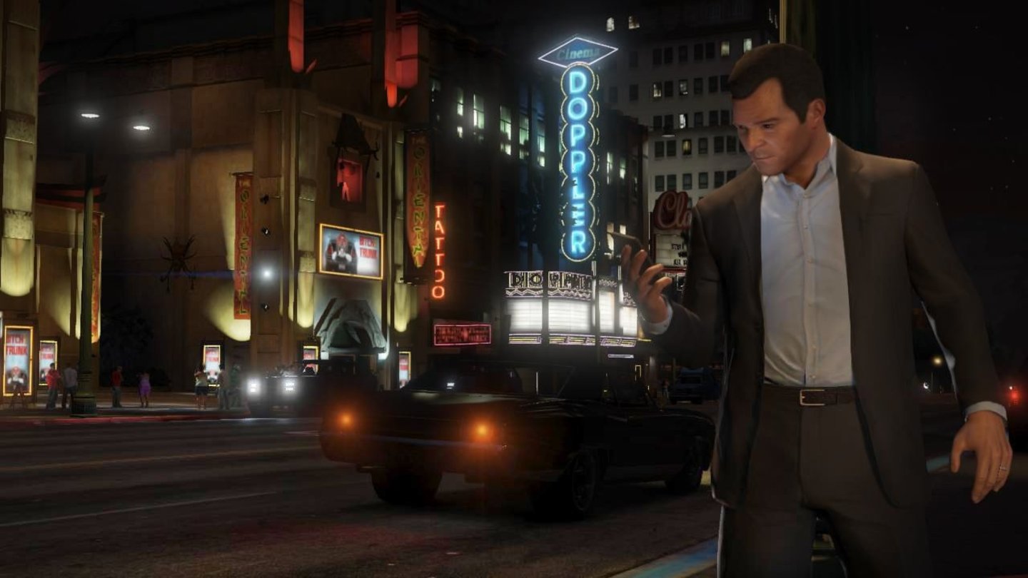 Grand Theft Auto 5Der Vinewood Boulevard ist dem Hollywood Boulevard nachempfunden. Im Hintergrund kann man ein Tattoo-Studio erkennen, in dem sich die Charaktere verzieren lassen.