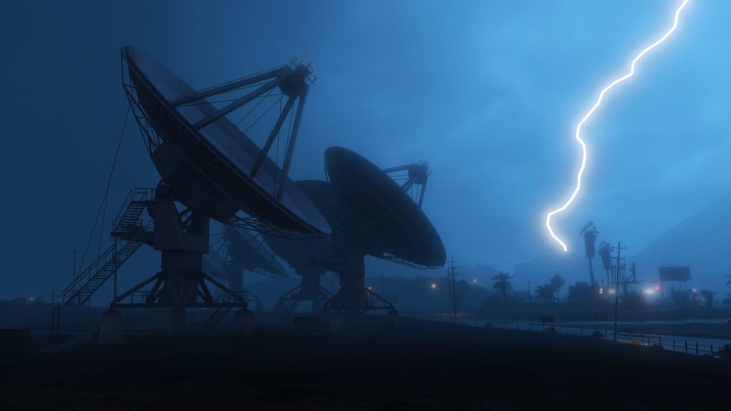Grand Theft Auto 5Potzblitz! Das dynamische Wettersystem sorgt zusammen mit dem Tag/Nacht-Wechsel für ordentliche Atmosphäre.