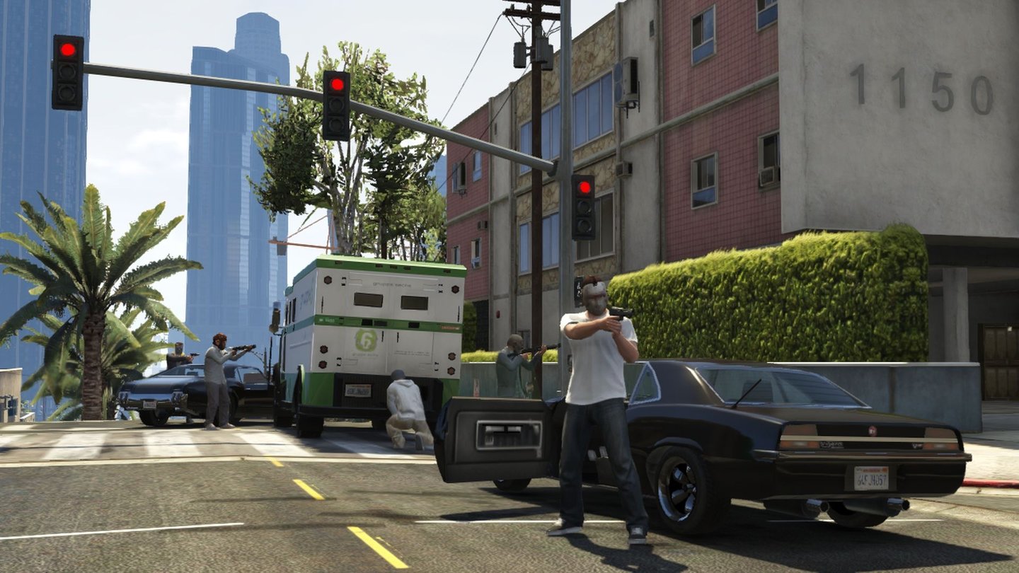 Grand Theft Auto OnlineTeamwork ist gefragt. Ein Gangster knackt den Geldtransporter, die anderen stehen Schmiere.