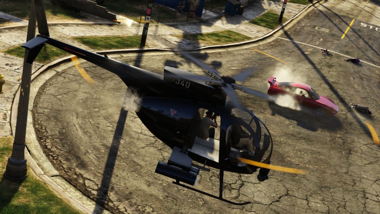 Grand Theft Auto OnlineEiner fliegt, einer schießt: Zu zweit wird auch ein kleiner Hubschrauber zu einer äußert tödlichen Waffen.