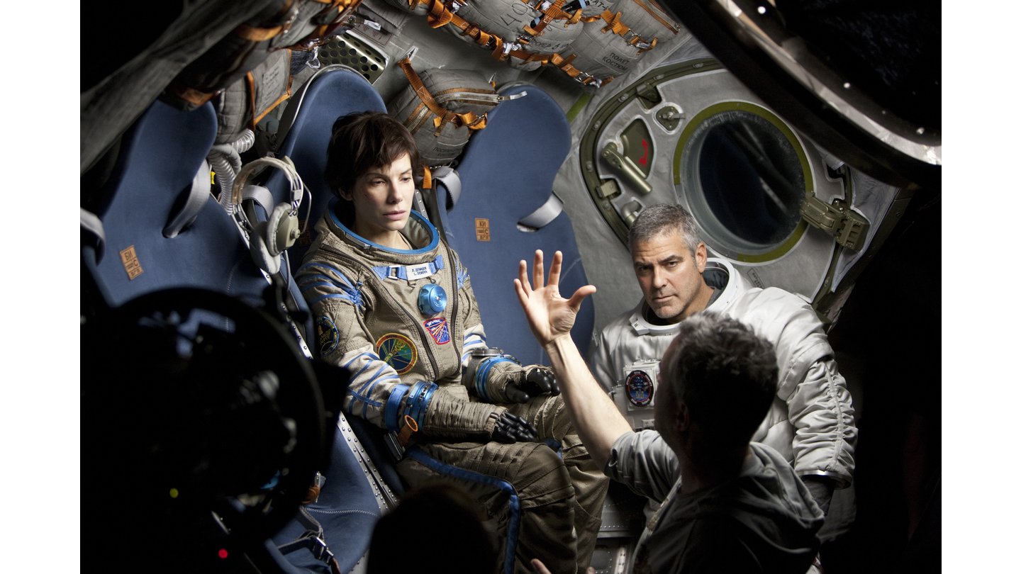 GravitySandra Bullock und George Clooney drehten so gut wie den ganzen Film vor Blue Screens und in Weltraumsimulatoren.