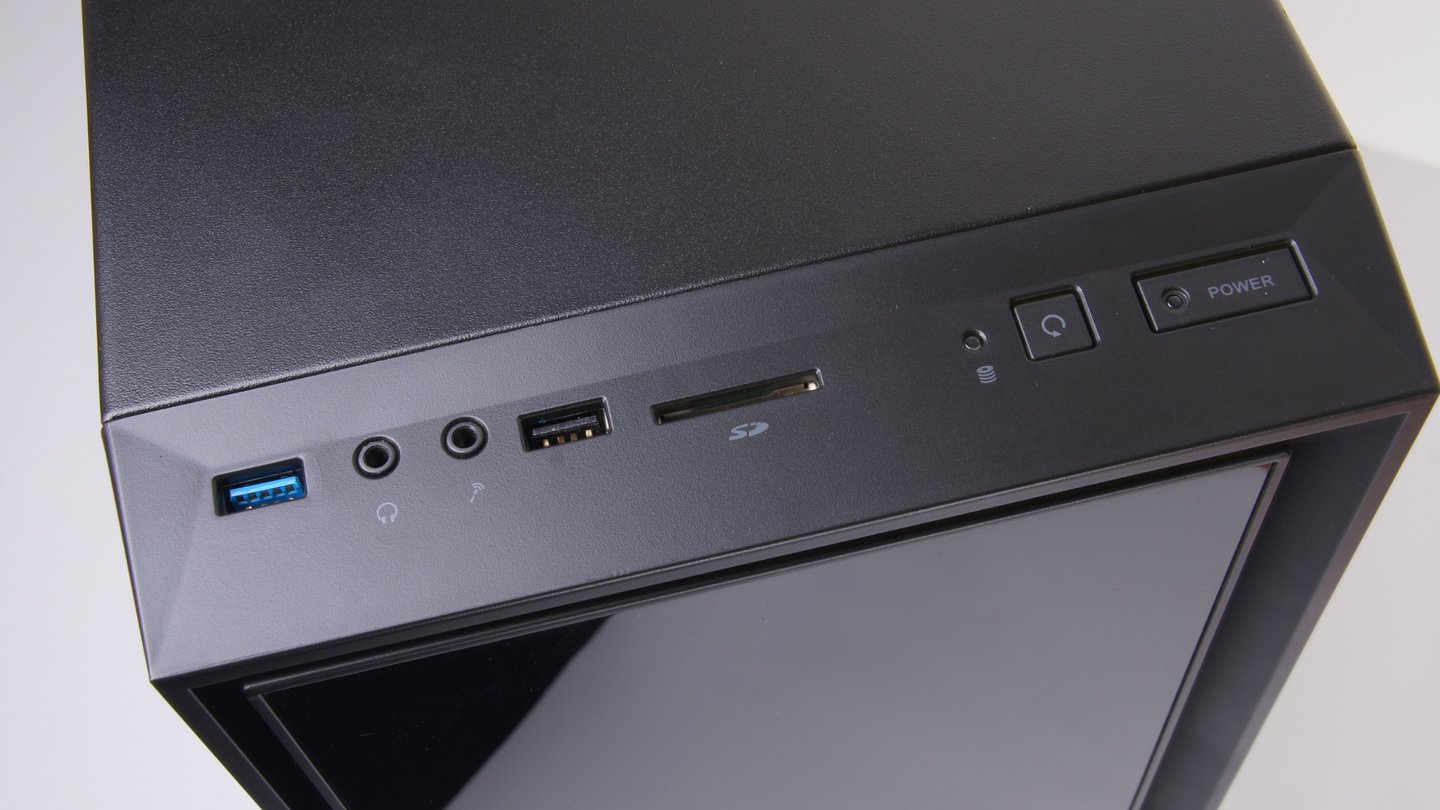 Das Frontpanel verfügt nur ein USB 3.0-Anschluss, dafür ist aber immerhin auch ein Slot zum Lesen von SD-Karten darin untergebracht.