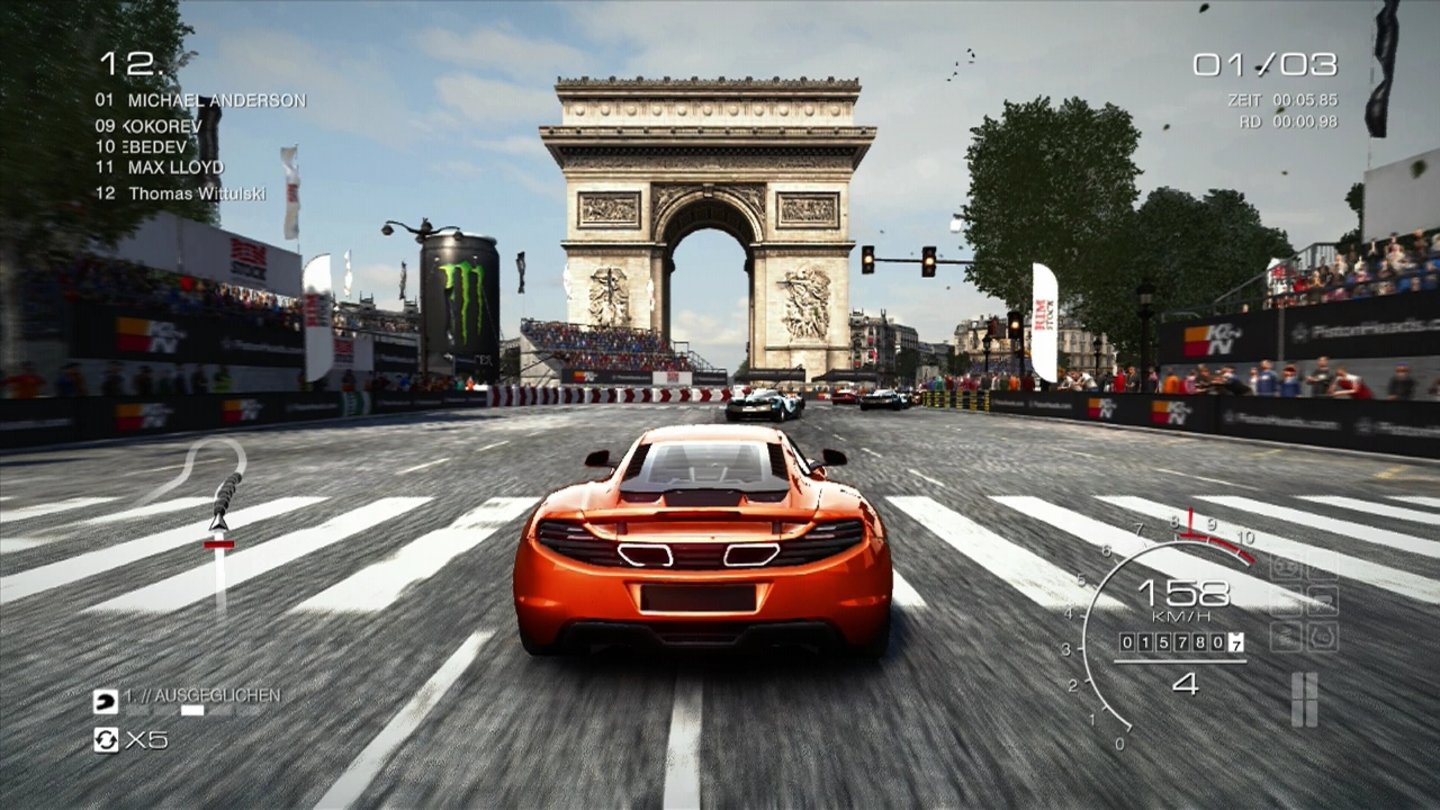 GRID: AutosportEine dieser Städte ist Paris. Die Strecke hat sowohl breite als auch sehr enge Bereiche.