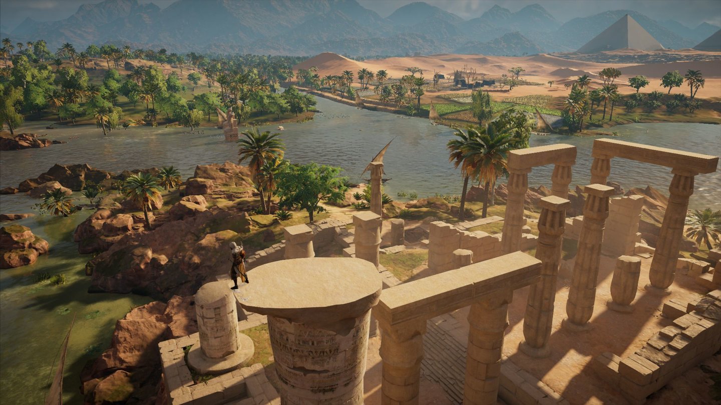 Assassin's Creed OriginsDank erhöhter PC-Sichtweite kommt das gigantische Ägypten besonders schön zur Geltung. Die Pyramiden im Hintergrund markieren übrigens nicht den Endpunkt der Spielwelt, sondern liegen mittendrin.