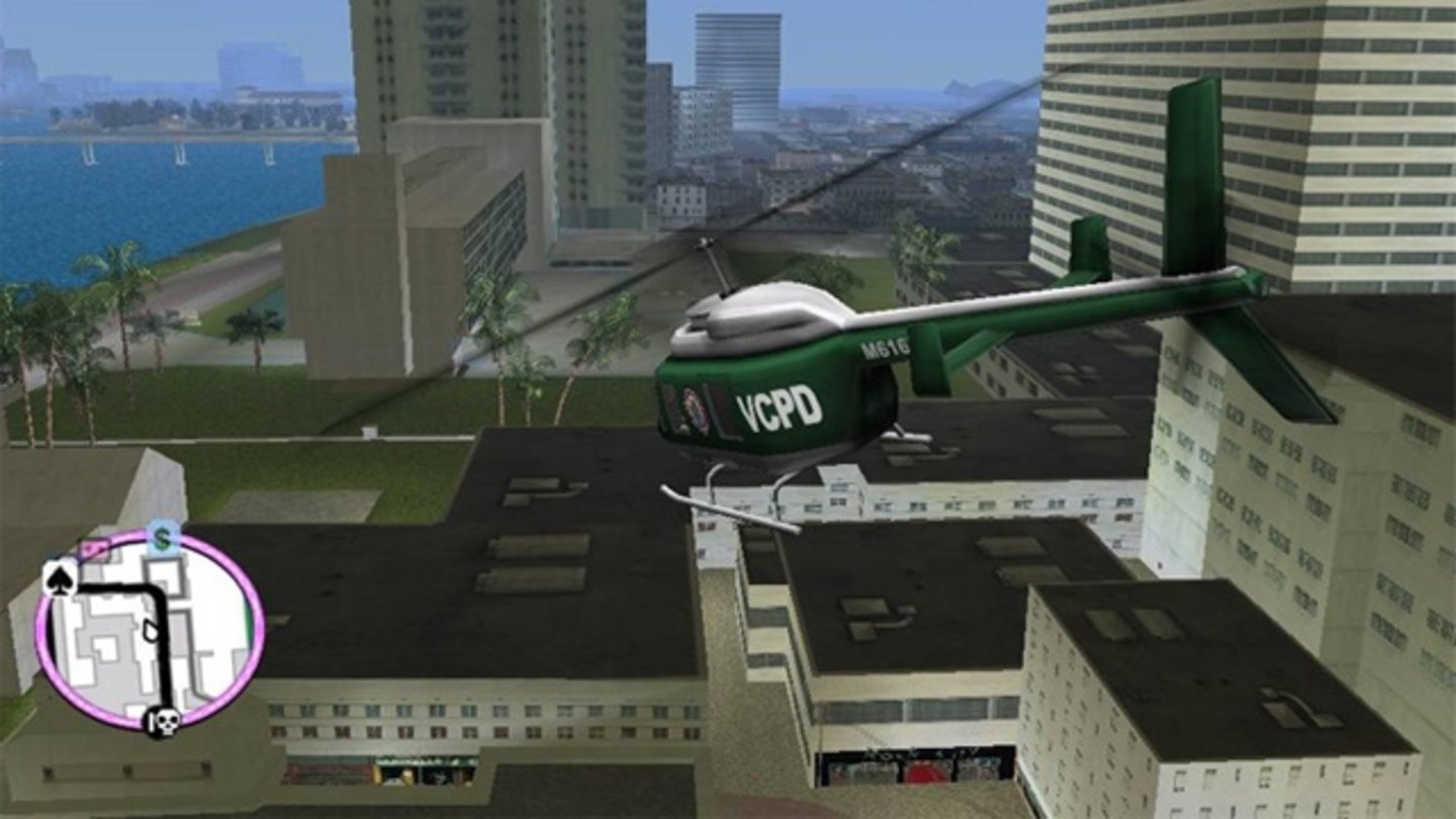 GTA: Vice City (2002) Der sechste Teil der GTA-Serie, Vice City, wird 2002 für den PC, die Playstation 2 und die Xbox veröffentlicht. Die Handlung gleicht in großen Teilen der des Films Scarface mit Al Pacino und dreht sich um den Verbrecher Tommy Vercetti, der von seinem Boss nach Vice City geschickt wird und nach und nach die Unterwelt der gesamten Stadt übernimmt. Obwohl das Spielprinzip sich nicht wesentlich von GTA III unterscheidet, gibt es einige Neuerungen – wir können Flugzeuge und Helikopter steuern und überall in der Stadt Häuser kaufen, die als Speicherpunkte dienen und Einnahmen erzeugen (Filmstudio, Clubs).