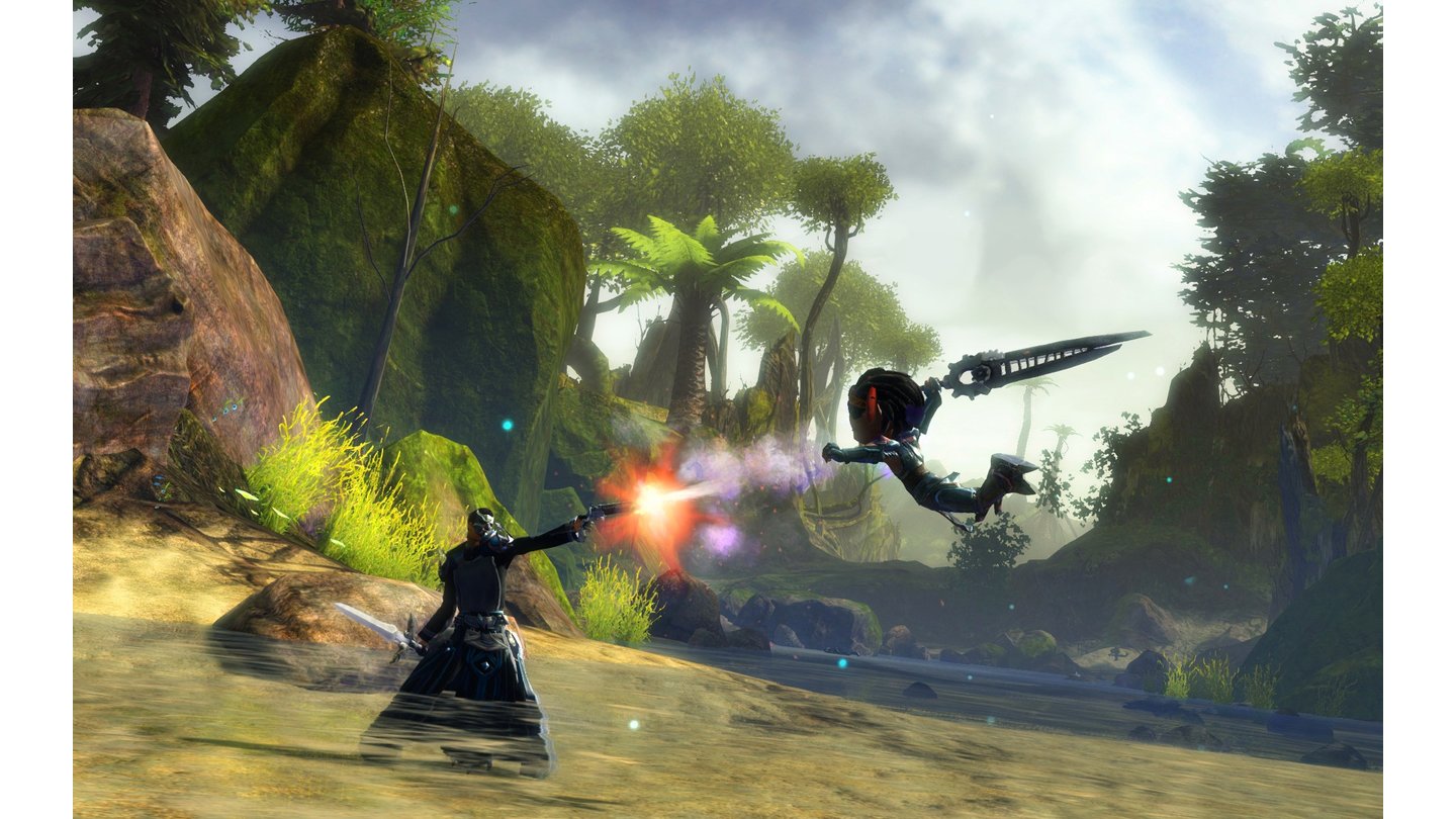 Guild Wars 2Eins gegen Eins: Ein Asura-Krieger springt mit einem Breitschwert bewaffnet auf seinen Gegner, einen Mesmer mit Pistole und Dolch.