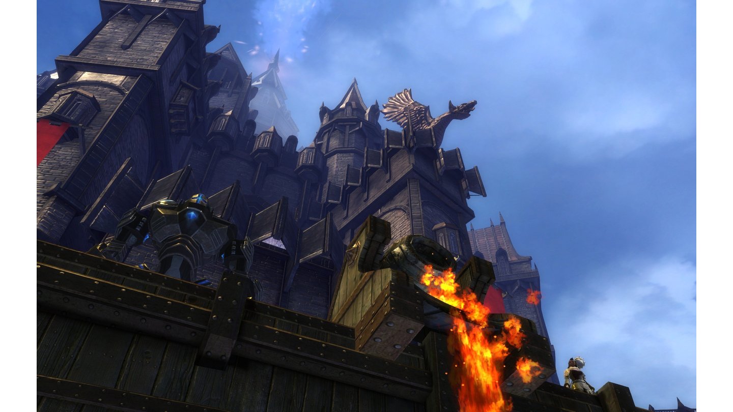 Guild Wars 2World vs. World Belagerung: Burg-Verteidiger übergießen Angreifer mit brennend heißem Öi. In diesen Belagerungsschlachten im offenen Welt-gegen-Welt-Kampf können sich hunderte Spieler von drei verschiedenen Servern bekämpfen.