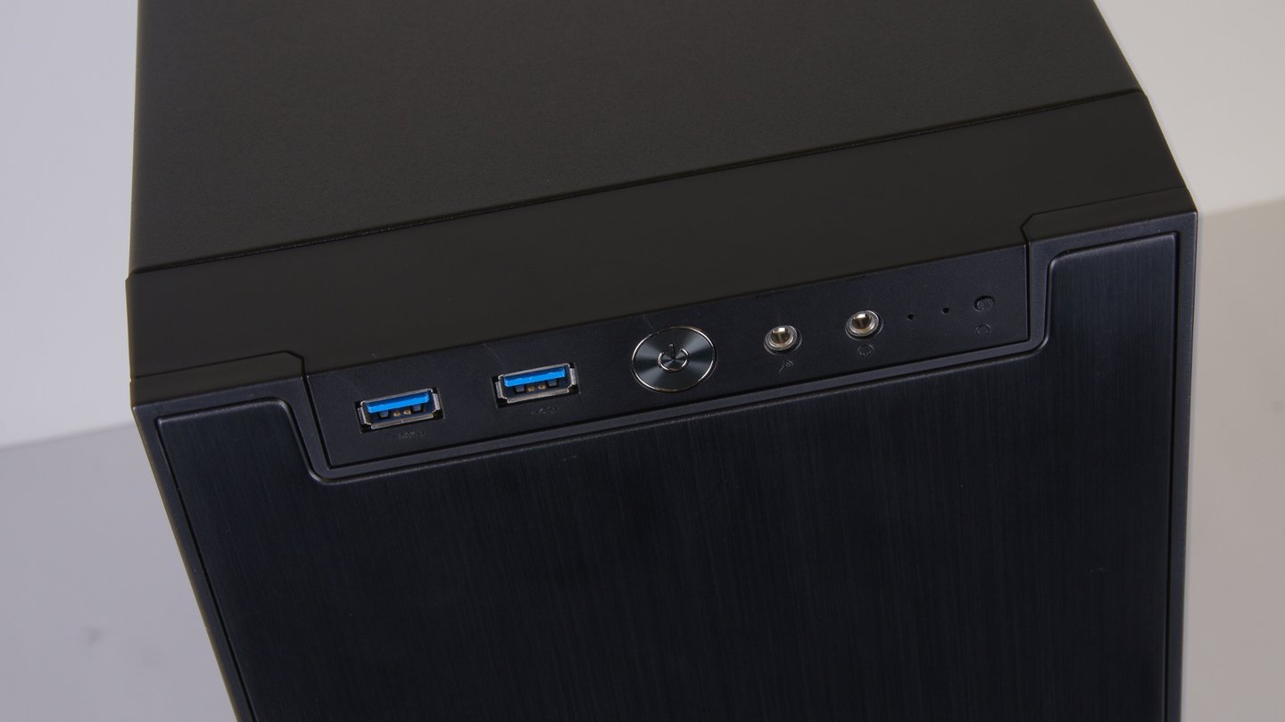 Das Frontpanel besteht aus zwei USB 3.0-Anschlüssen und zwei Audio-Ports, außerdem sind hier der Power- sowie der Reset-Knopf und Status-LEDs zu finden.