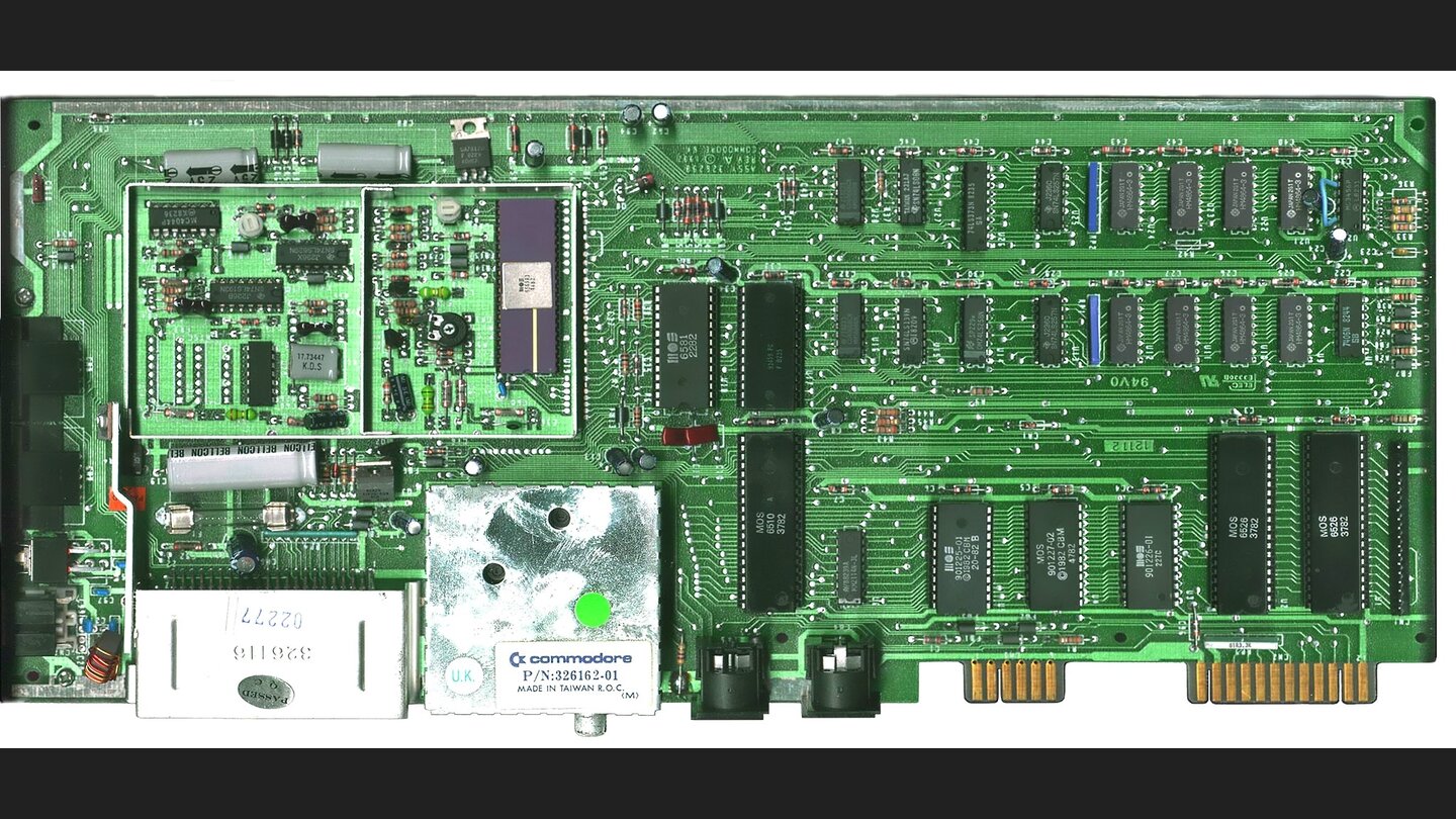 Commodore 64: Die Hauptplatine im Überblick. Die Anschlüsse aus den vorherigen Bildern befinden sich hier unten von links nach rechts. (Bildquelle: Bill Bertram)