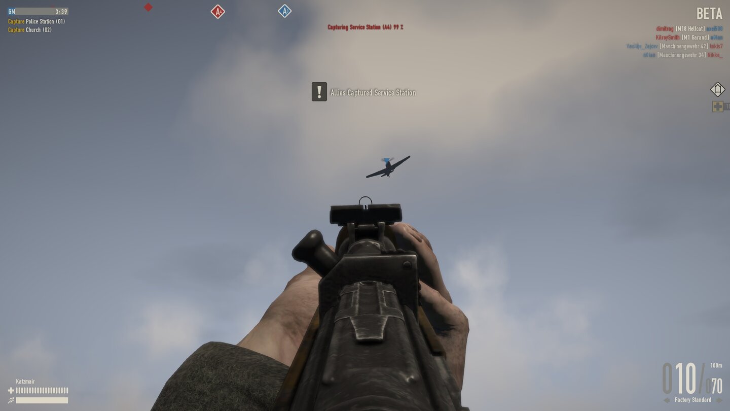 Heroes + GeneralsEin verbündetes Flugzeug auf dem Weg zur Front. Leider steuern sich die Flieger etwas schwammig, weshalb wir hier lieber auf dem Boden bleiben.