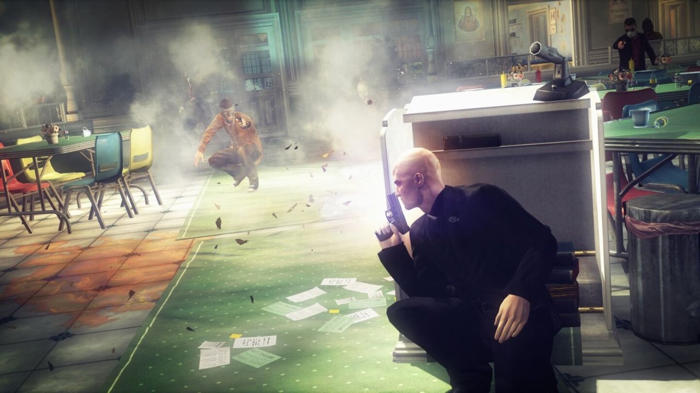 Hitman: AbsolutionBei Schießereien empfiehlt es sich, öfter mal in Deckung zu gehen. Viele Treffer verträgt der Hitman nämlich nicht.