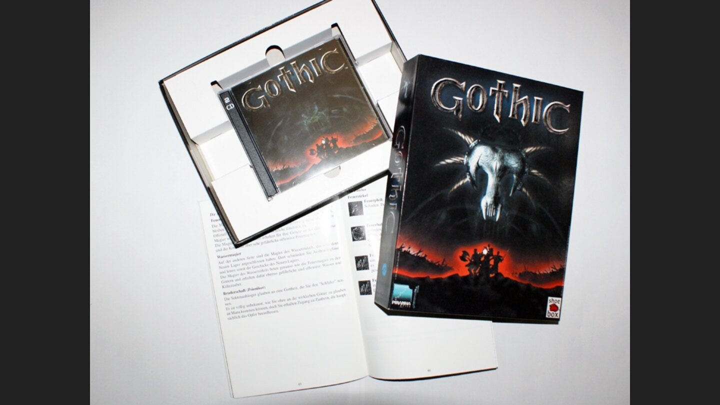 In der Packung vom ersten Gothic lag ein Schwarz-Weiß-Handbuch und die beiden CDs.