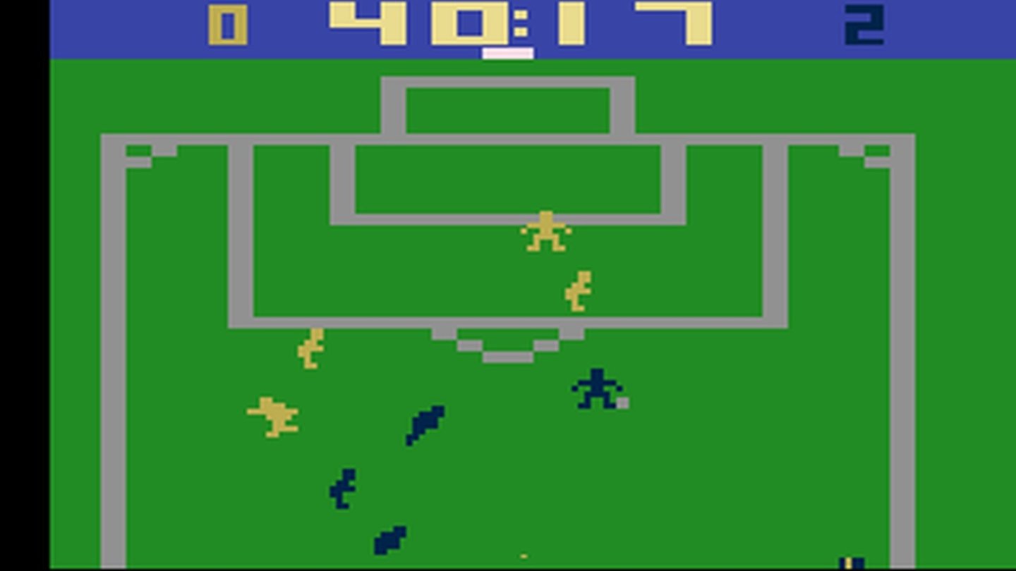 International Soccer1980 veröffentlicht Mattel International Soccer für das hauseigene System Intellivision. Kurz darauf folgt eine Atari 2600-Portierung. Eine komplette Mannschaft gibt es allerdings immer noch nicht. Aus Rechengründen ziehen nur fünf Spieler aufs Feld. Als Ausgleich dafür gibt’s Abstoß, Freiwurf und Eckball.